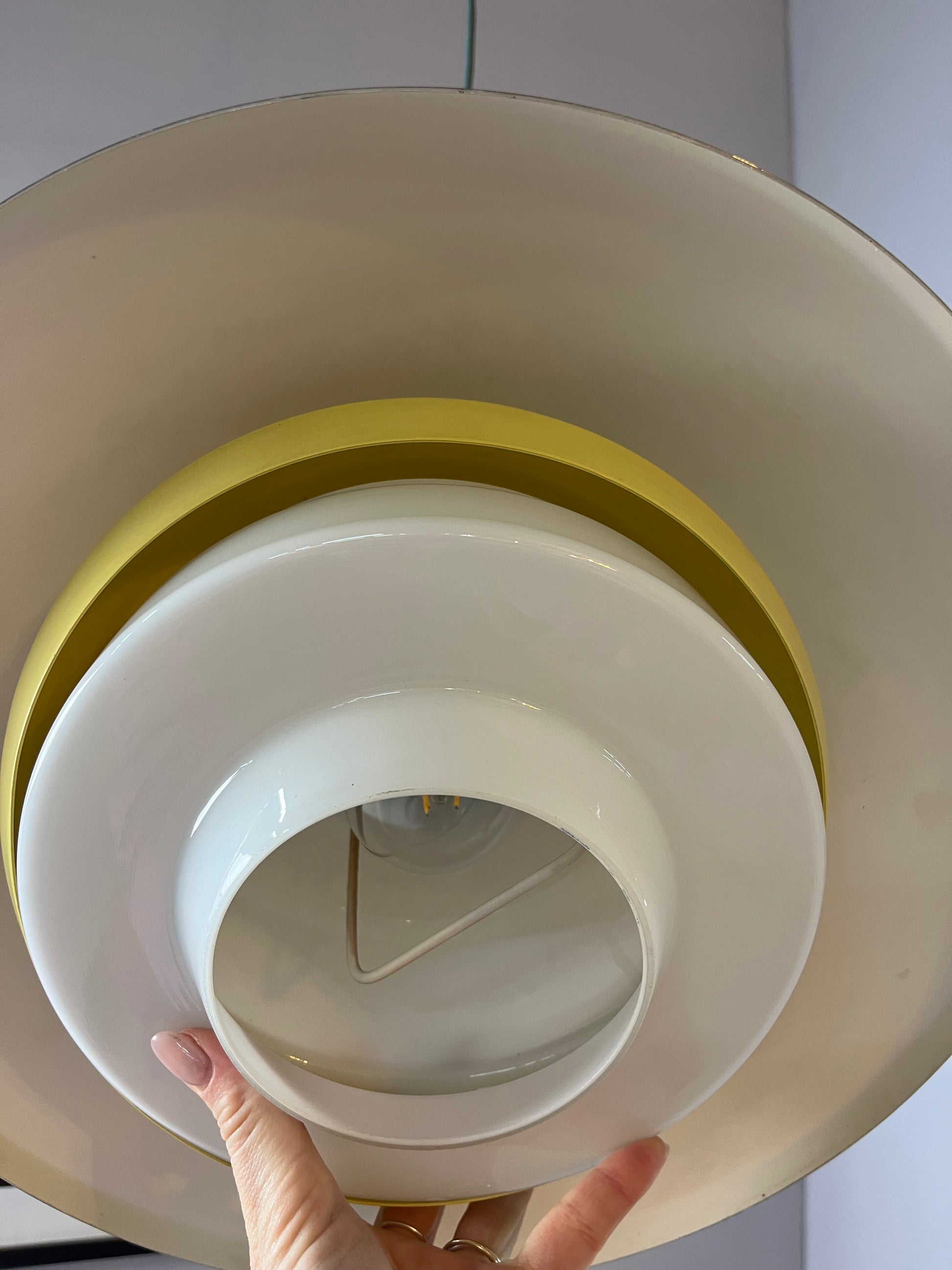 Lamellenlampe dunkelgrün gelb mit Opalglasschirm