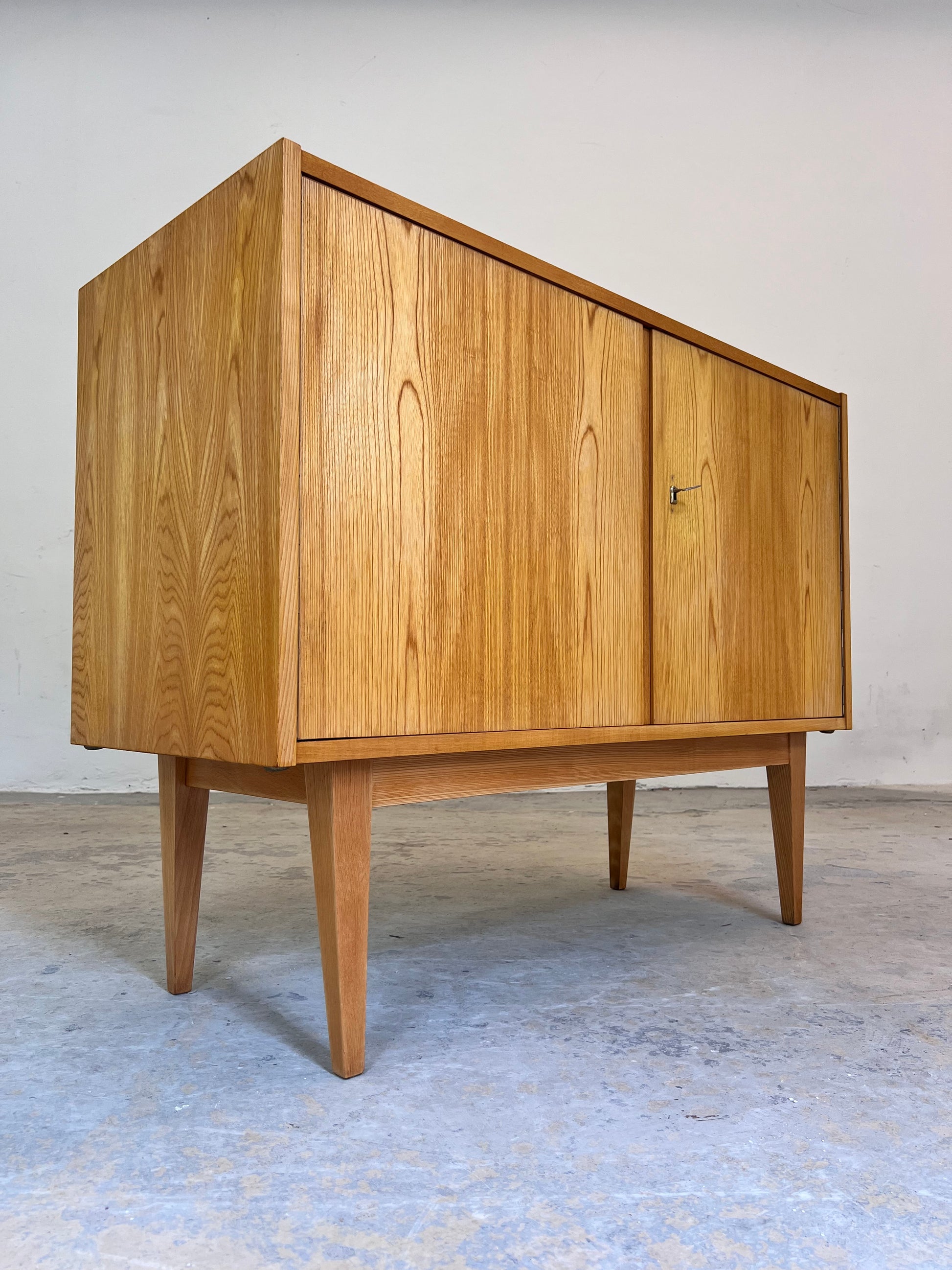 Kommode Serie 602 Esche mit Schranktüren von Franz Ehrlich für Hellerau