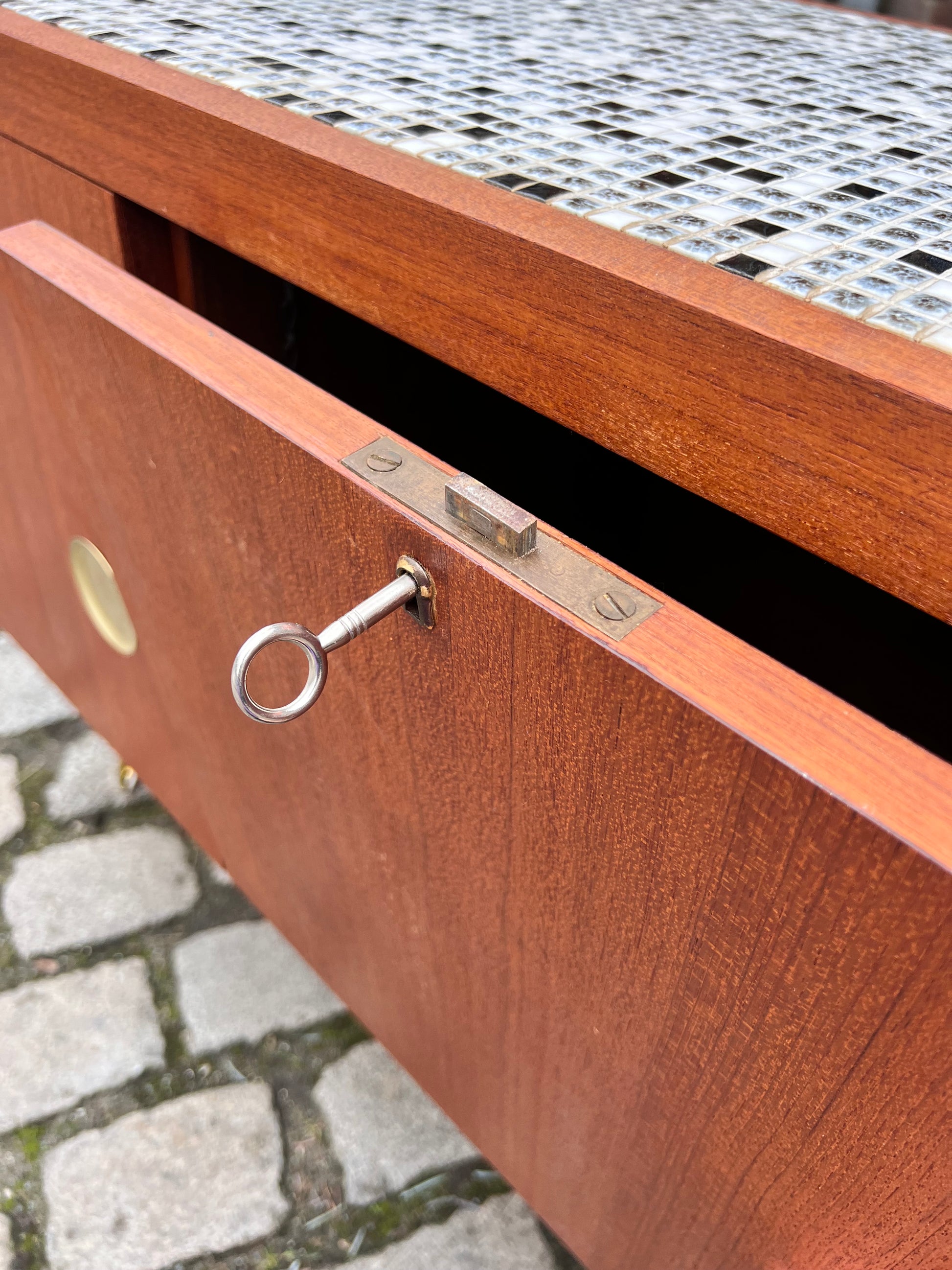 Sideboard Teak mit Fliesen und Schloss