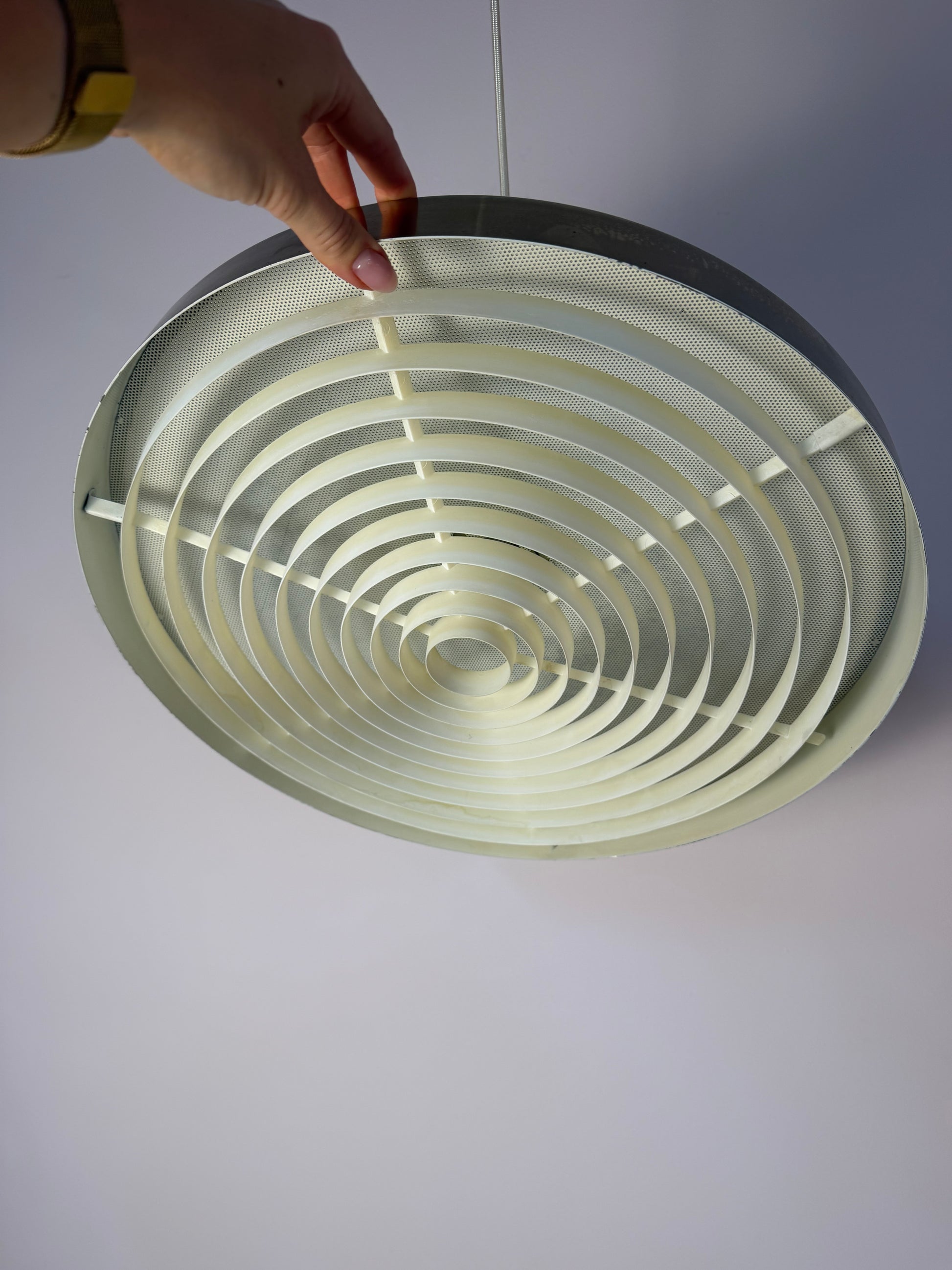 Hängelampe silber weiß mit Gitteroptik aus Dänemark