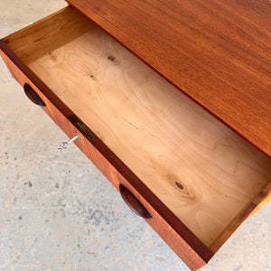 Kommode Teak mit Muschelgriffen & Schloss aus Dänemark