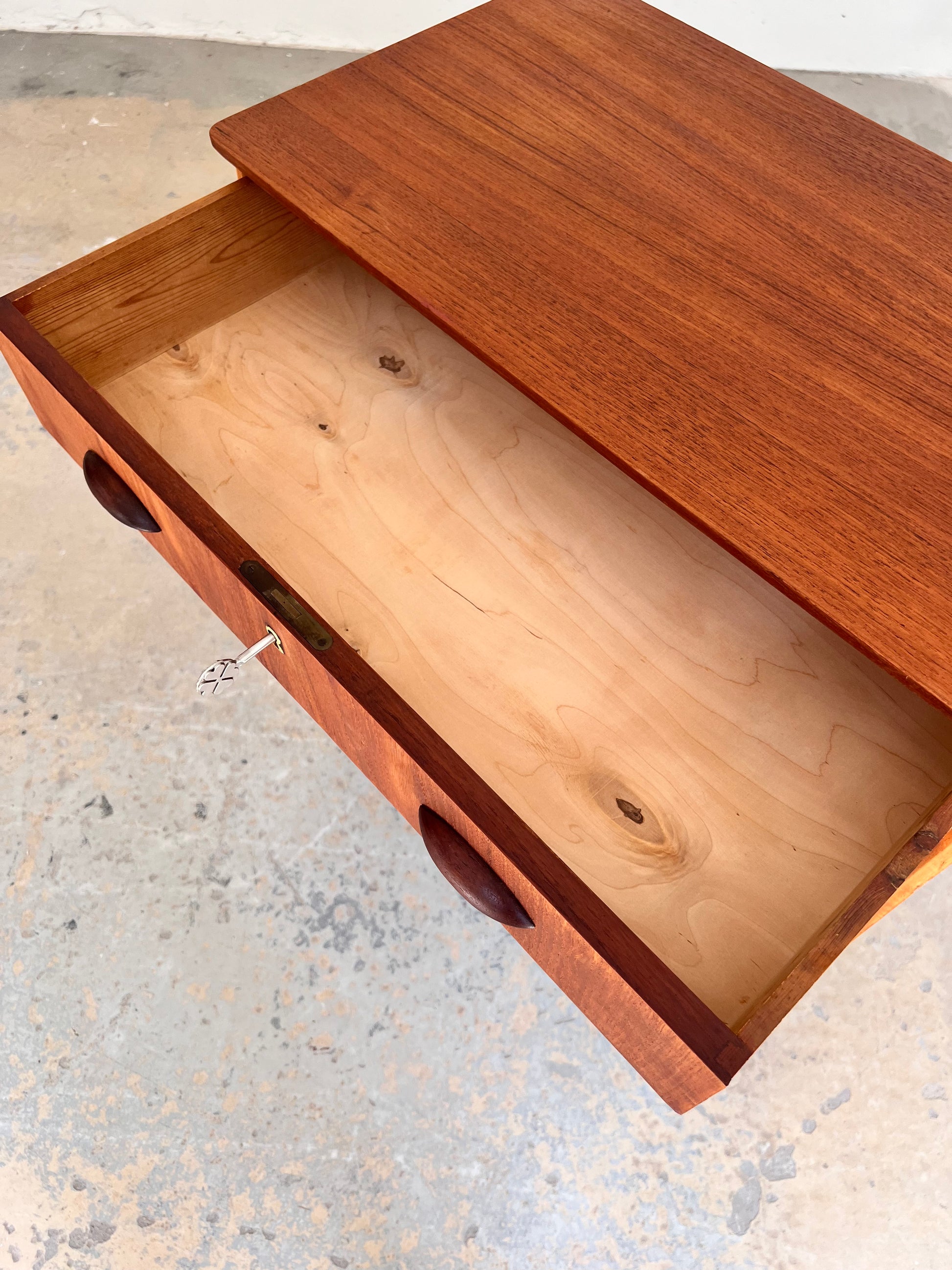 Kommode Teak mit Muschelgriffen & Schloss aus Dänemark
