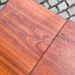 Esstisch Teak ausziehbar mit trapezförmigen Tischblättern