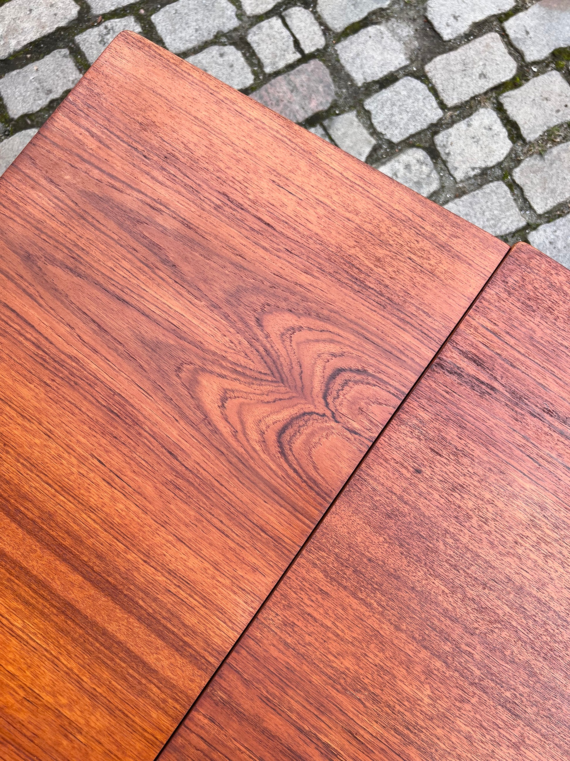 Esstisch Teak ausziehbar mit trapezförmigen Tischblättern