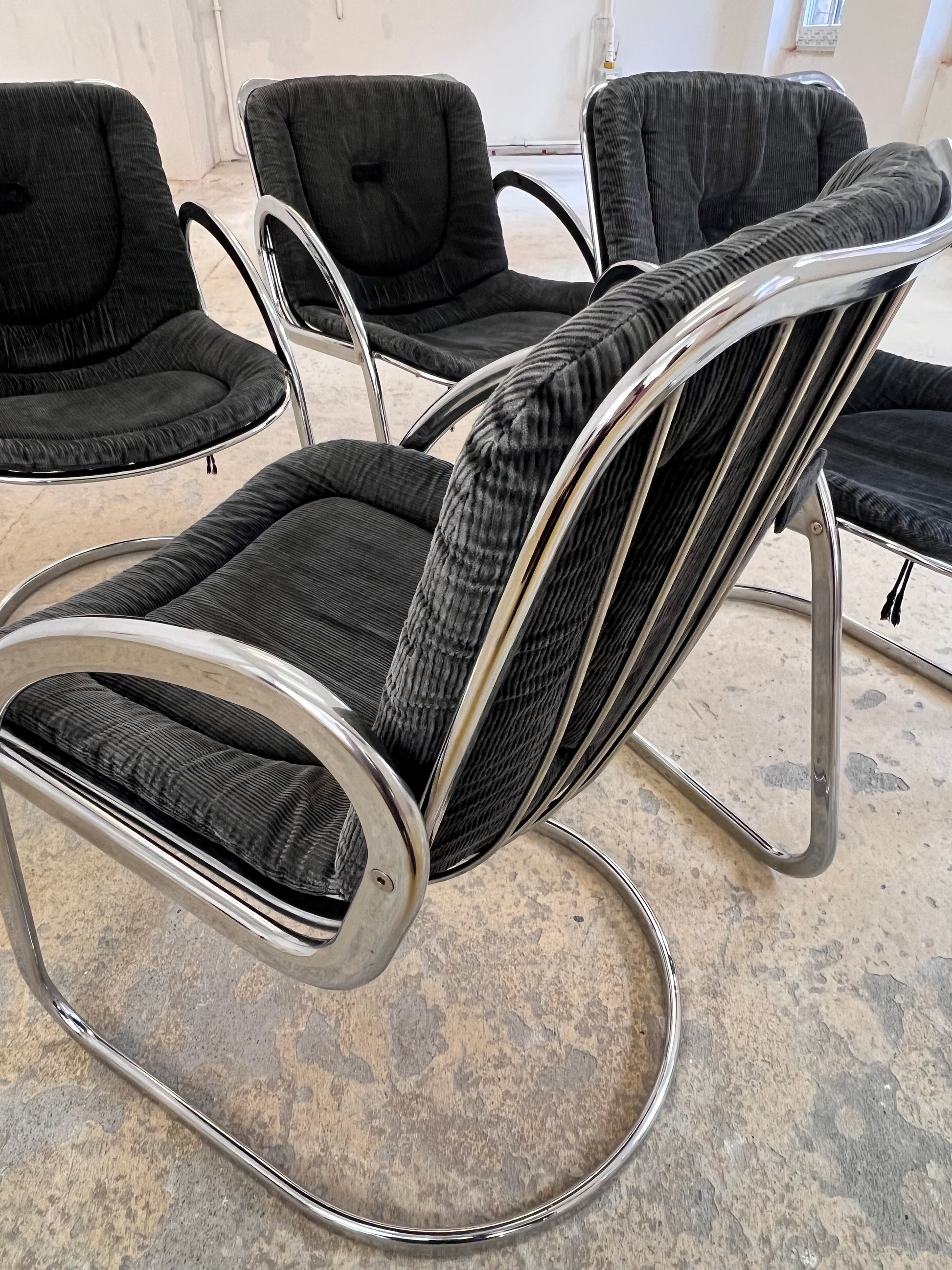 Freischwinger grau Cord Chrom von Gastone Rinaldi
