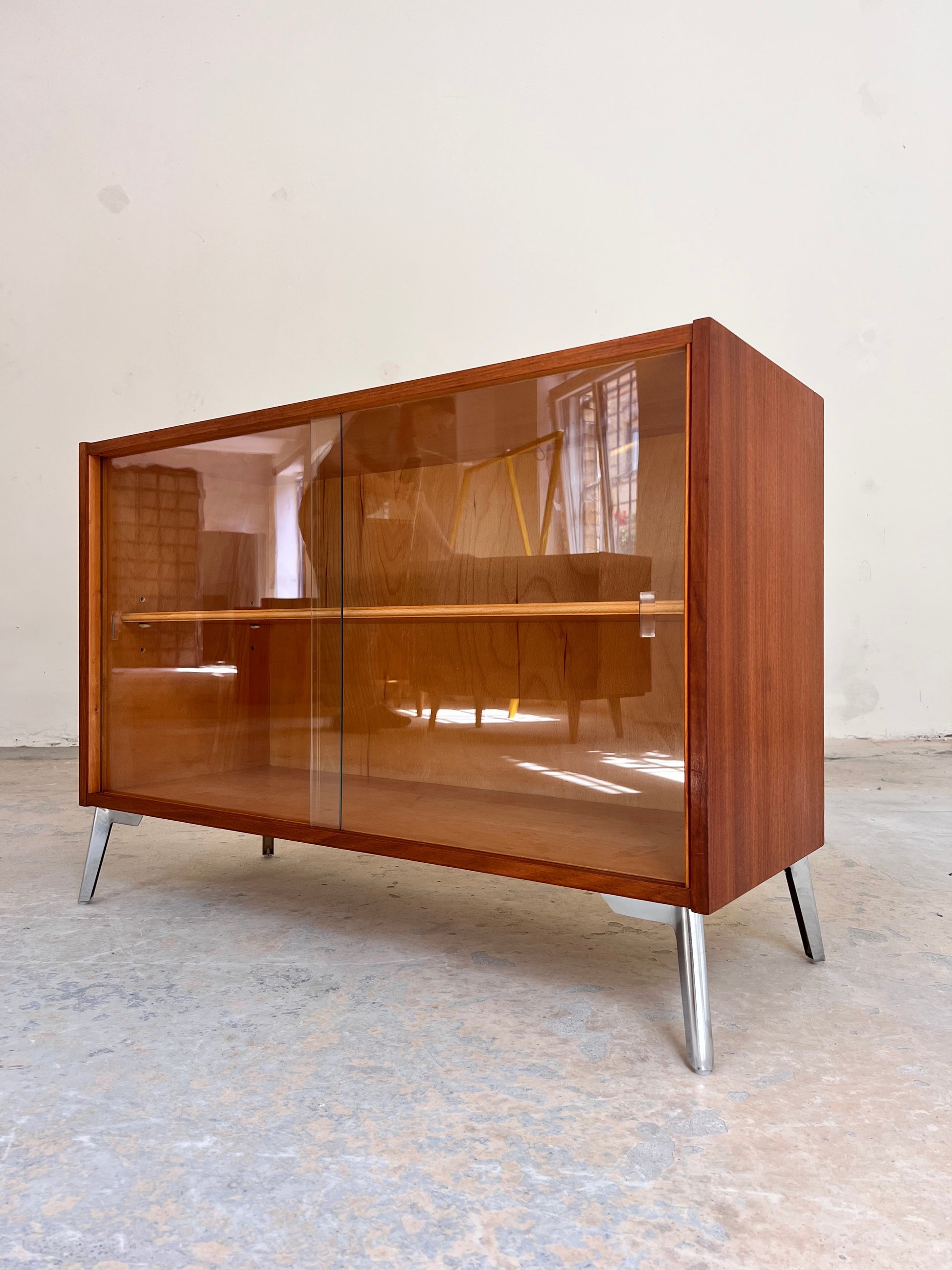 Vitrinenschrank mit neuen Chromfüßen von Werner Ortlepp KG