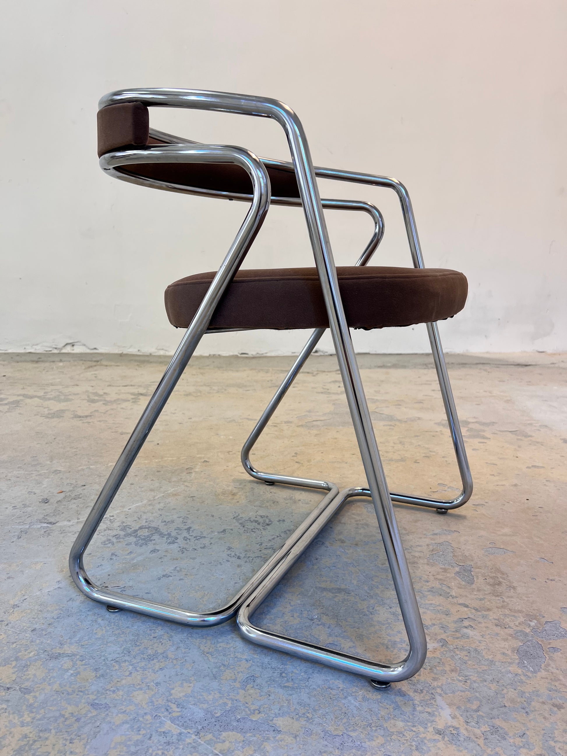 Polsterstuhl Chrom mit braunem Velour