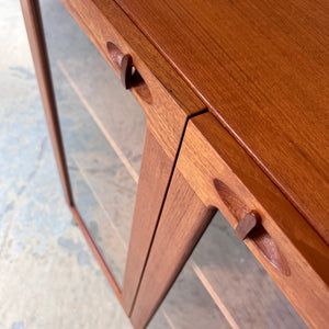 Vitrinenschrank Teak mit neuen Chromfüßen von H.W.Klein für Bramin