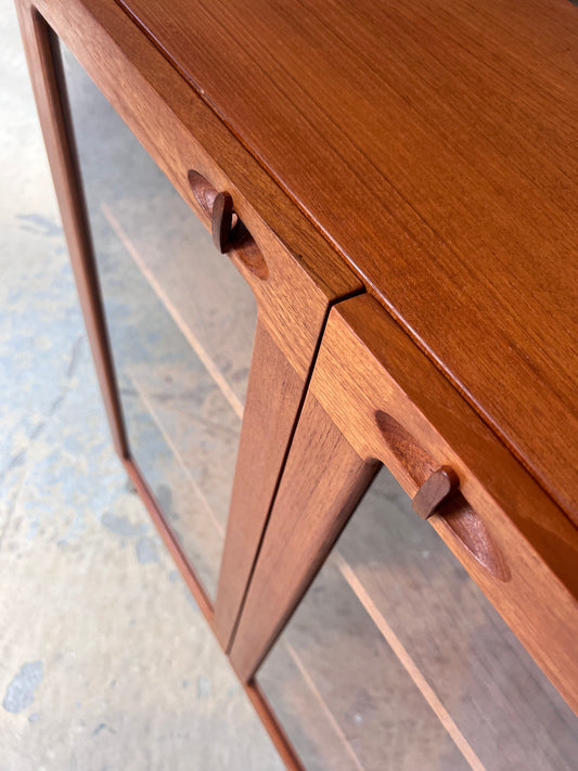 Vitrinenschrank Teak mit neuen Chromfüßen von H.W.Klein für Bramin