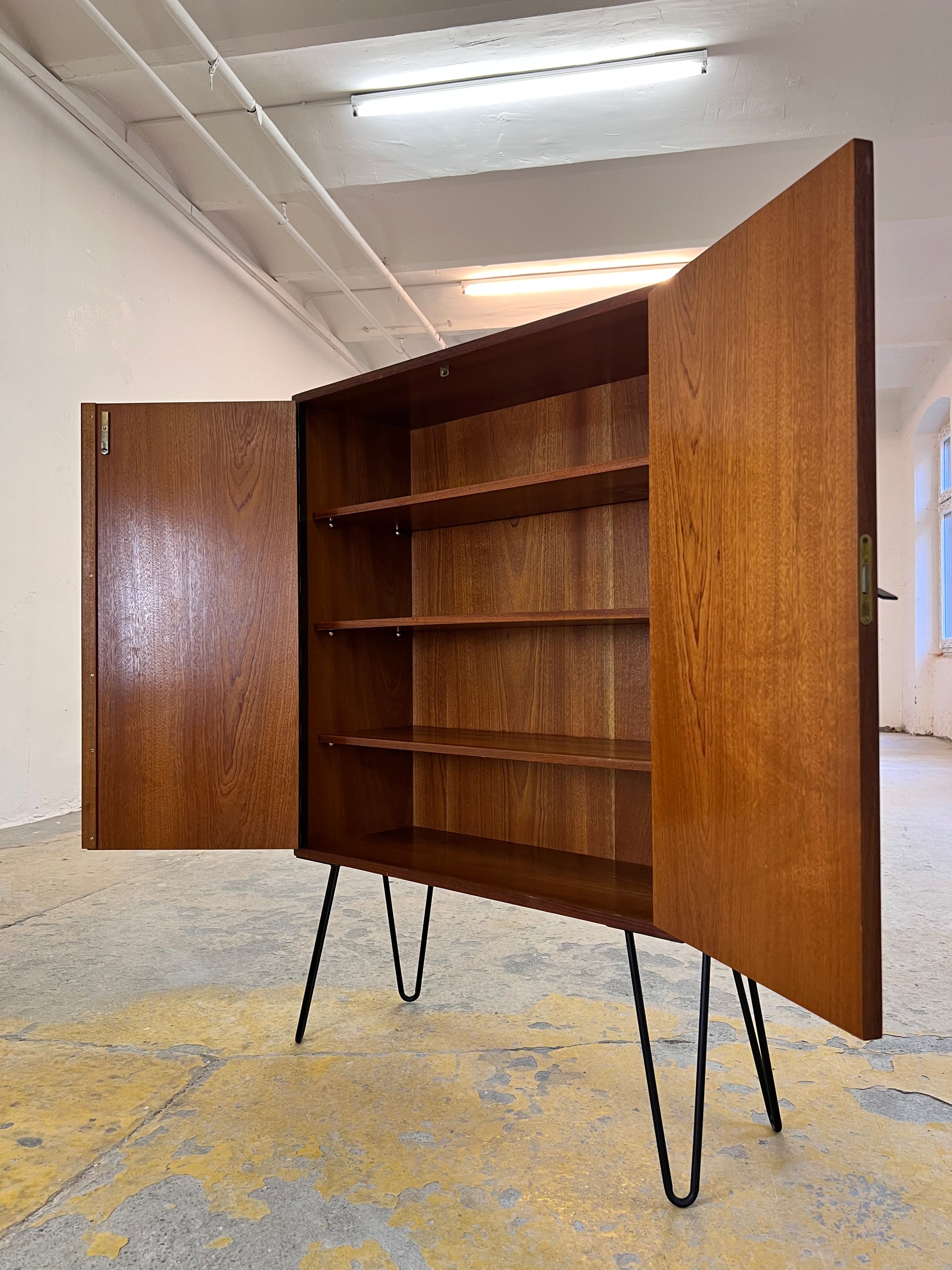 Regal Teak mit Schloss & Türen aus Dänemark