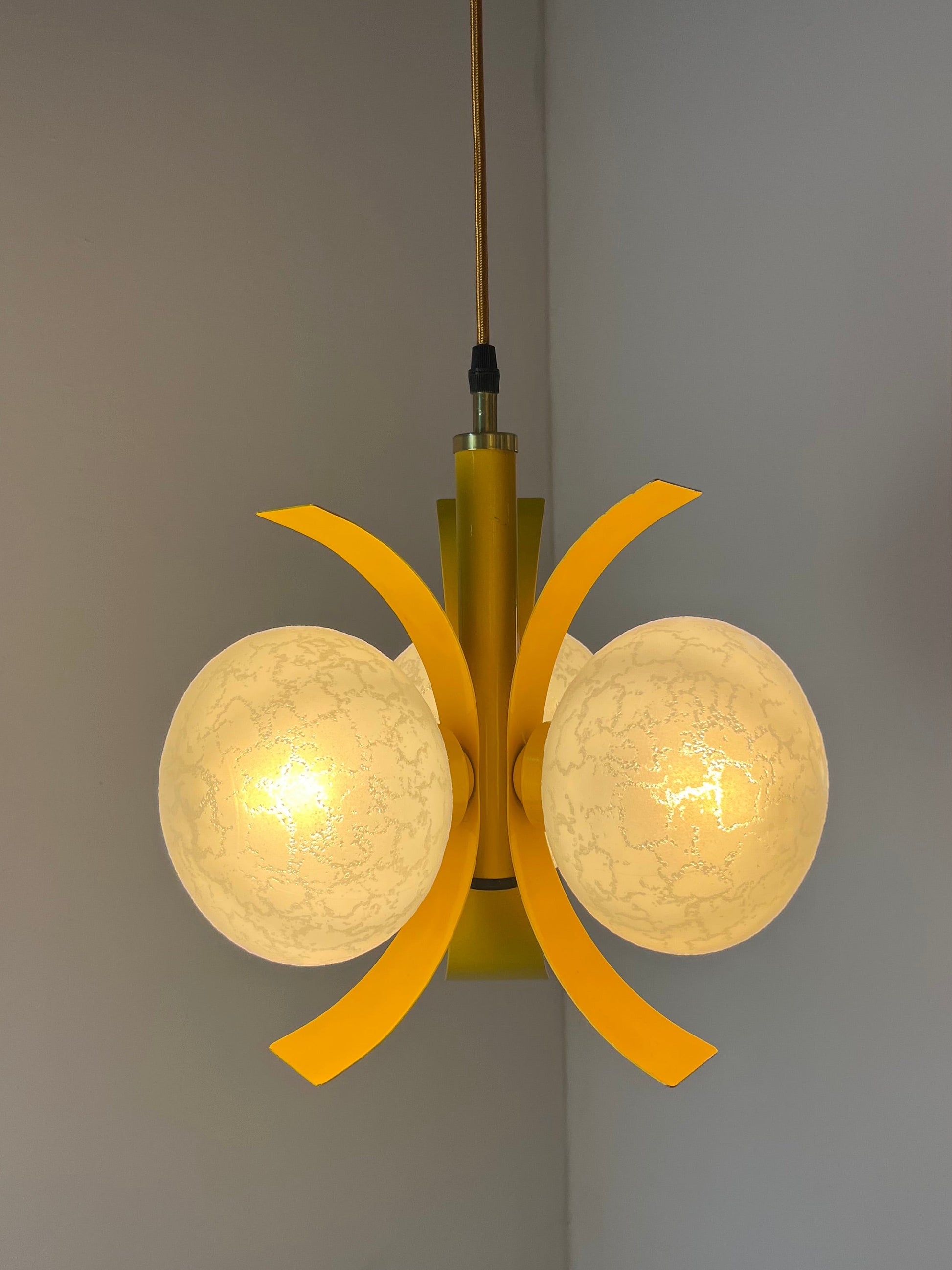 Hängelampe gelb weiß von Richard Essig