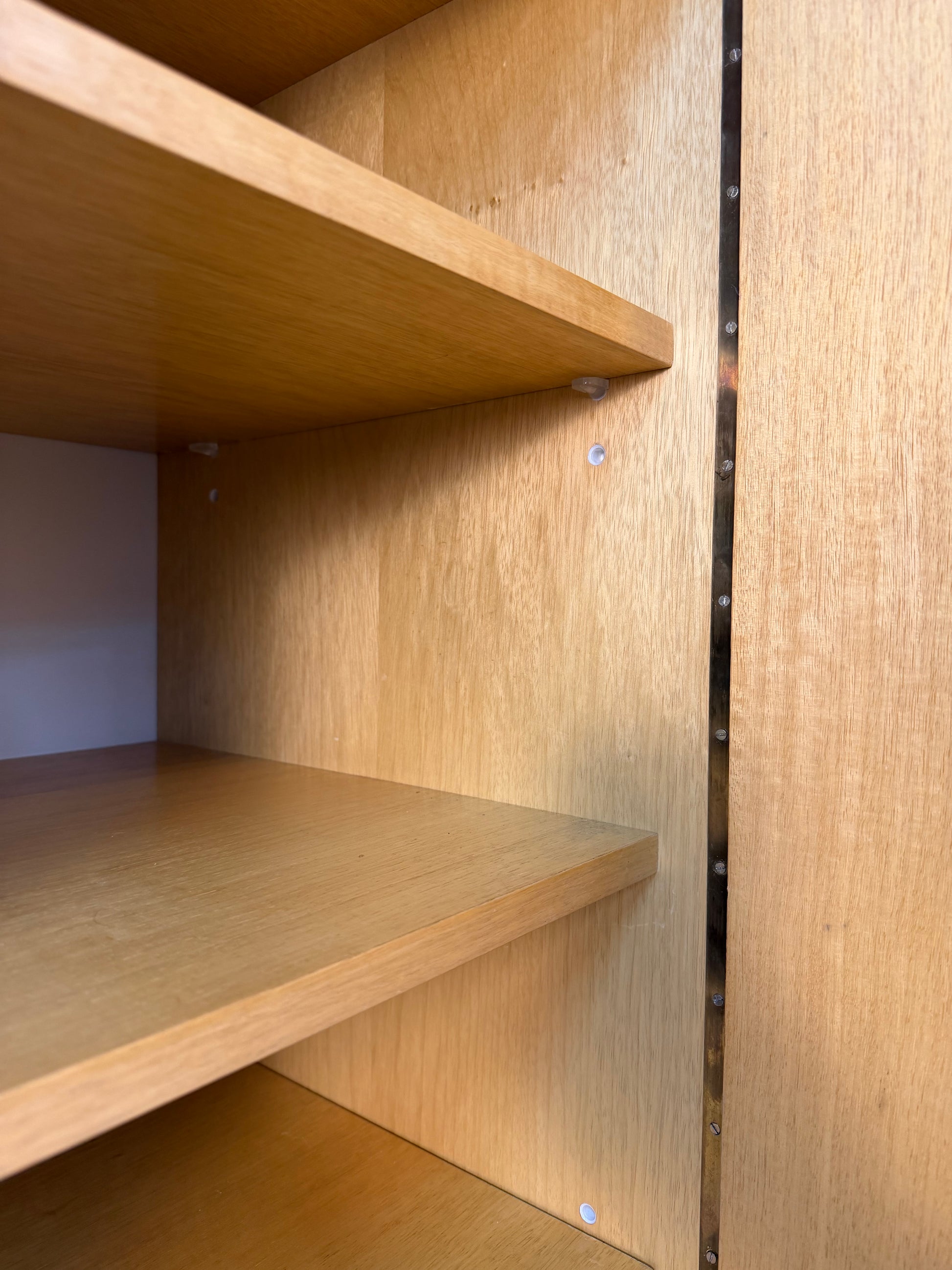 Schrank Typ 430 mit dunkler Front & neuen Chromfüßen von Joachim Nebelung für Hellerau
