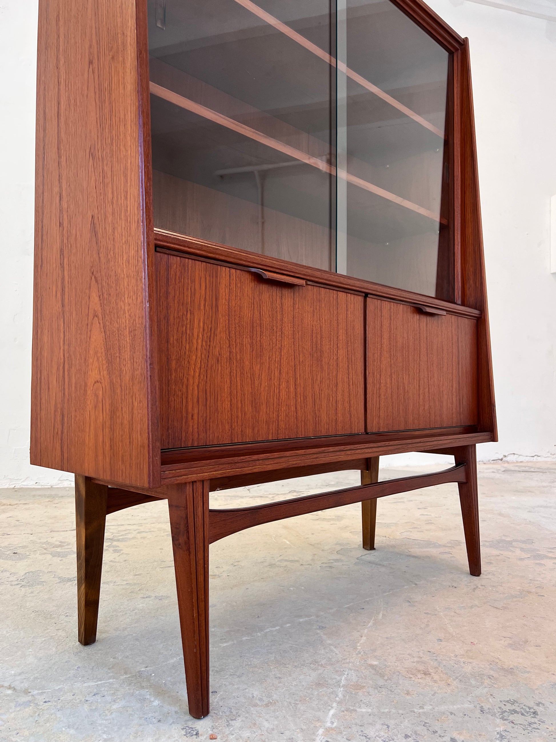 Vitrine Teak mit Klappfächern aus Deutschland