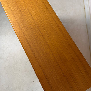 Kleiner Schrank mit Vitrine und Tür links von Dyrlund