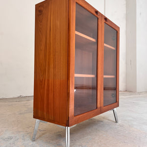 Vitrinenschrank Teak mit neuen Chromfüßen von H.W.Klein für Bramin