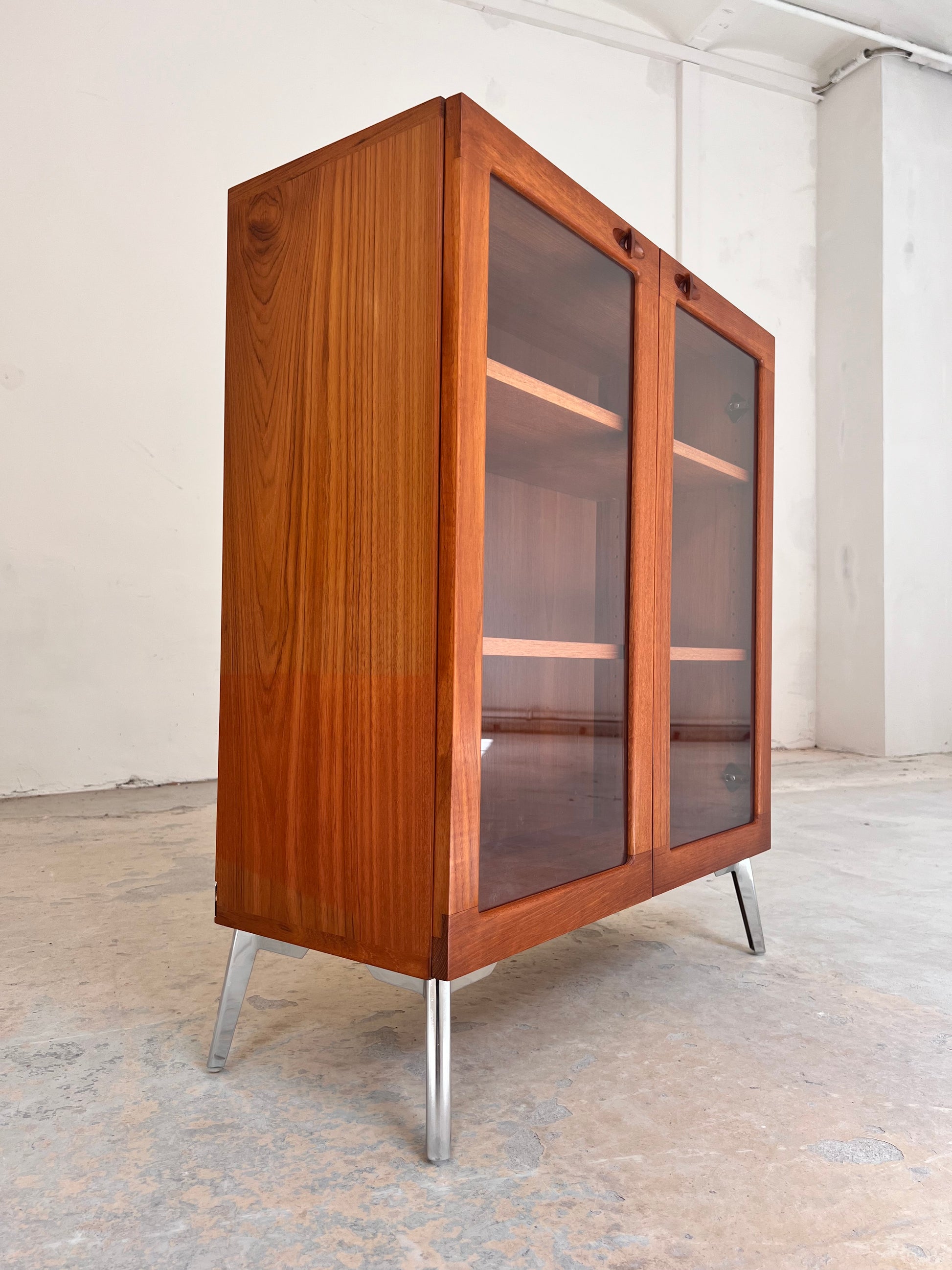 Vitrinenschrank Teak mit neuen Chromfüßen von H.W.Klein für Bramin