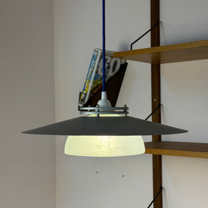Lamellenlampe silbergrau mit marmoriertem Glasschirm aus Dänemark