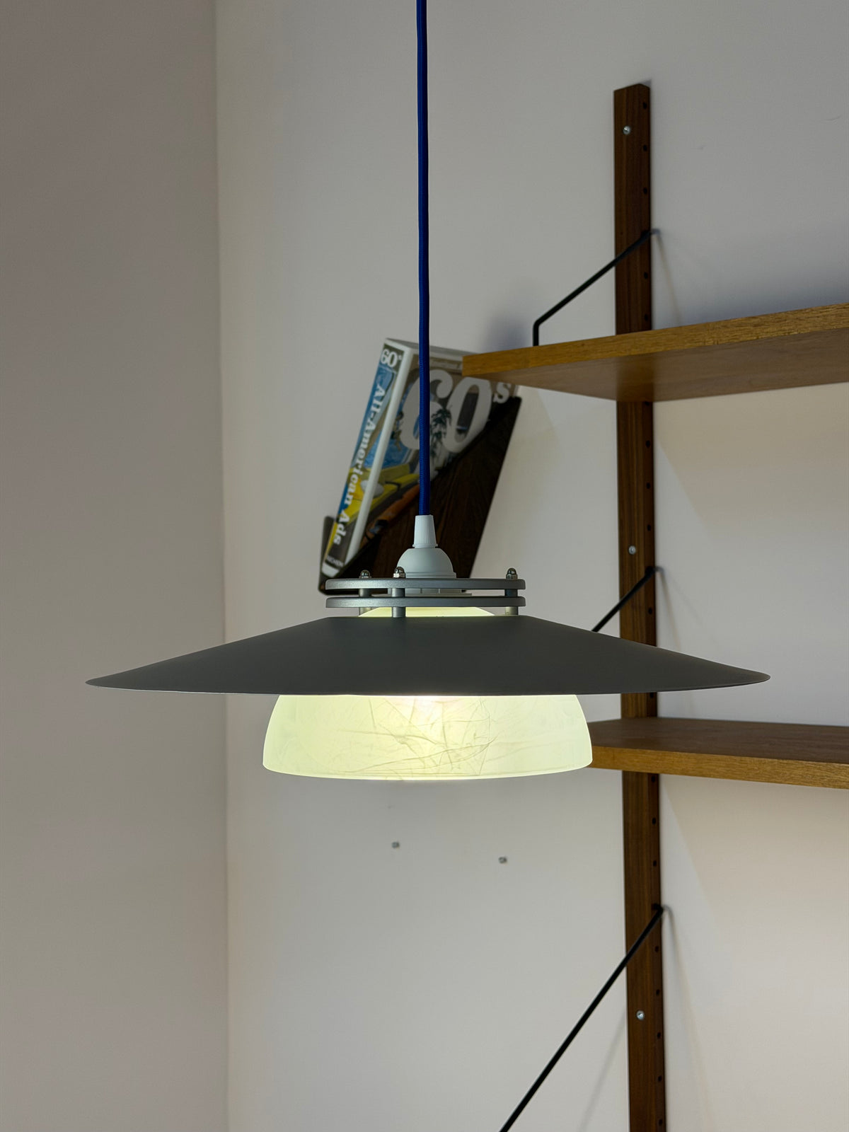 Lamellenlampe silbergrau mit marmoriertem Glasschirm aus Dänemark