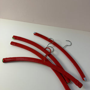 Set: 4x Kleiderbügel rot grün