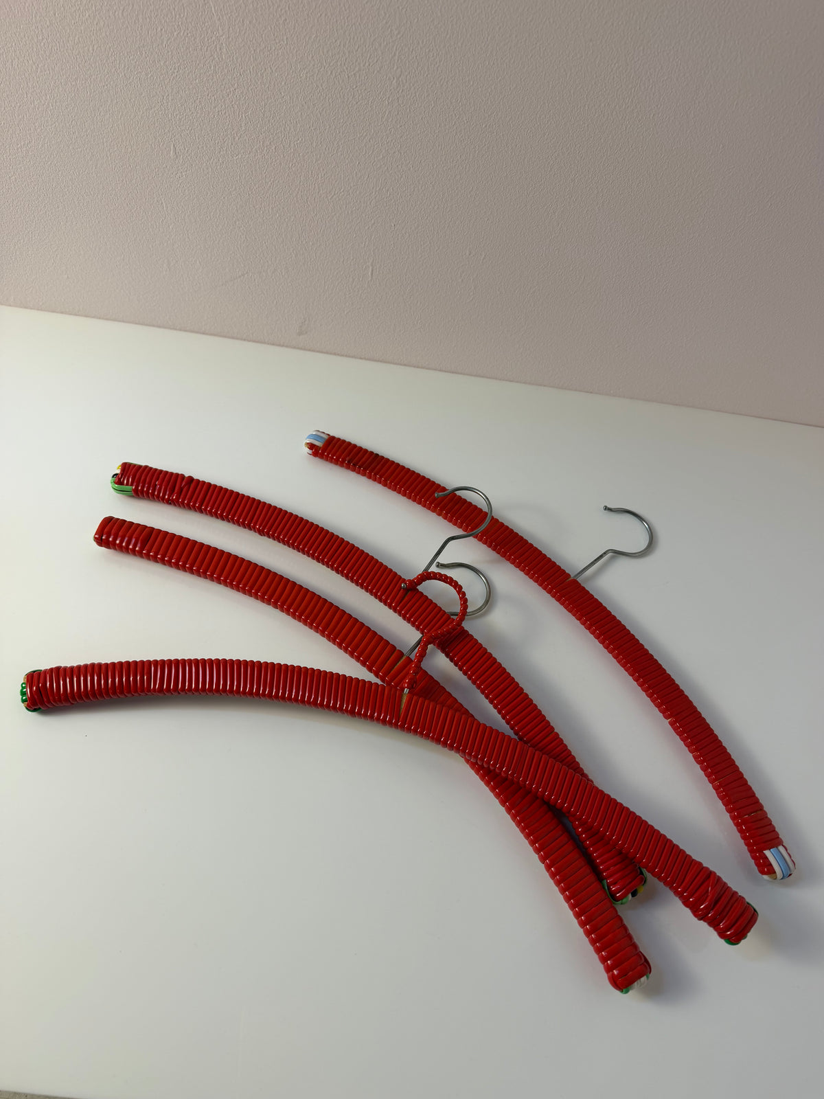 Set: 4x Kleiderbügel rot grün