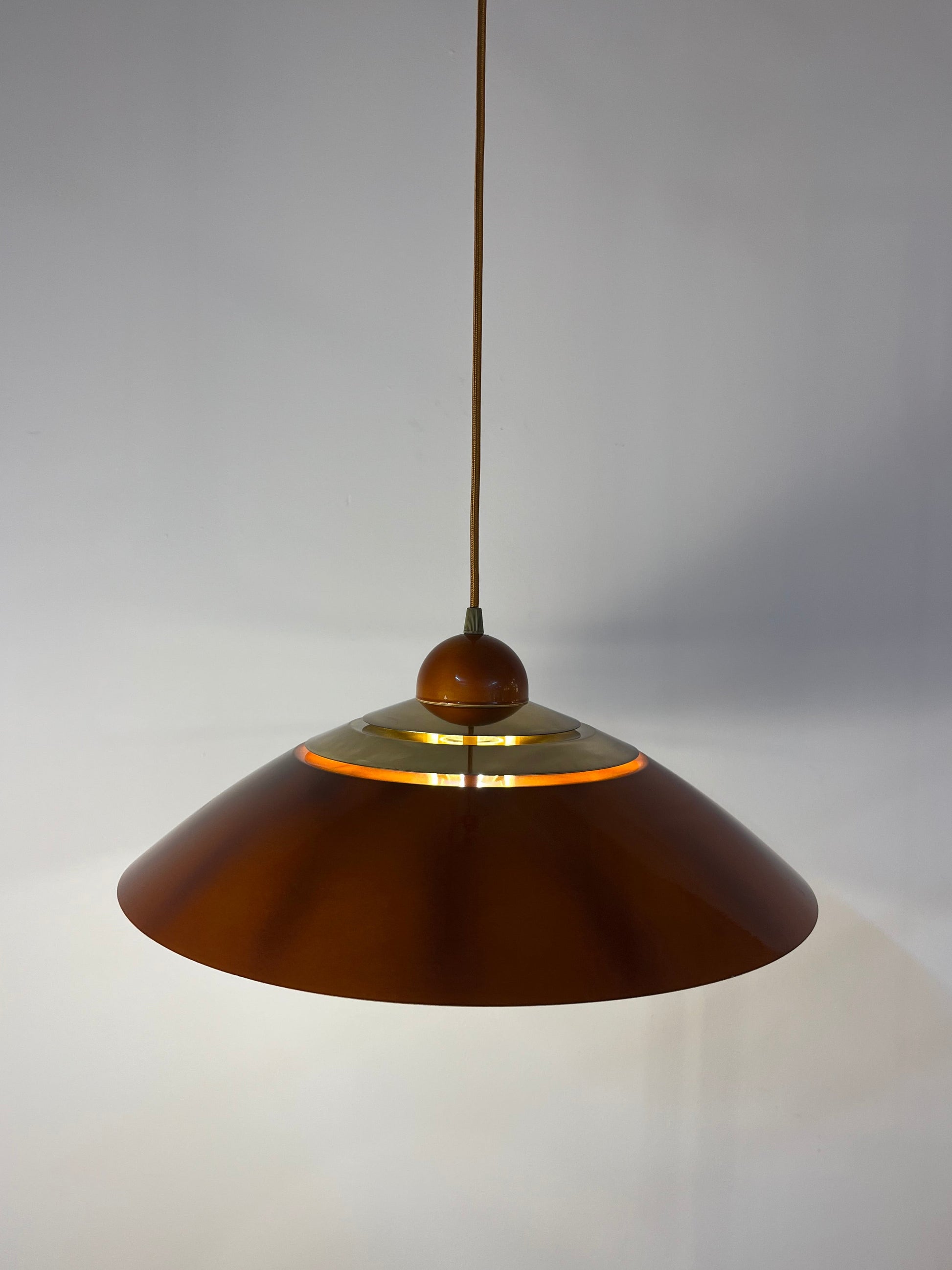 Hängelampe orange Messing aus Belgien