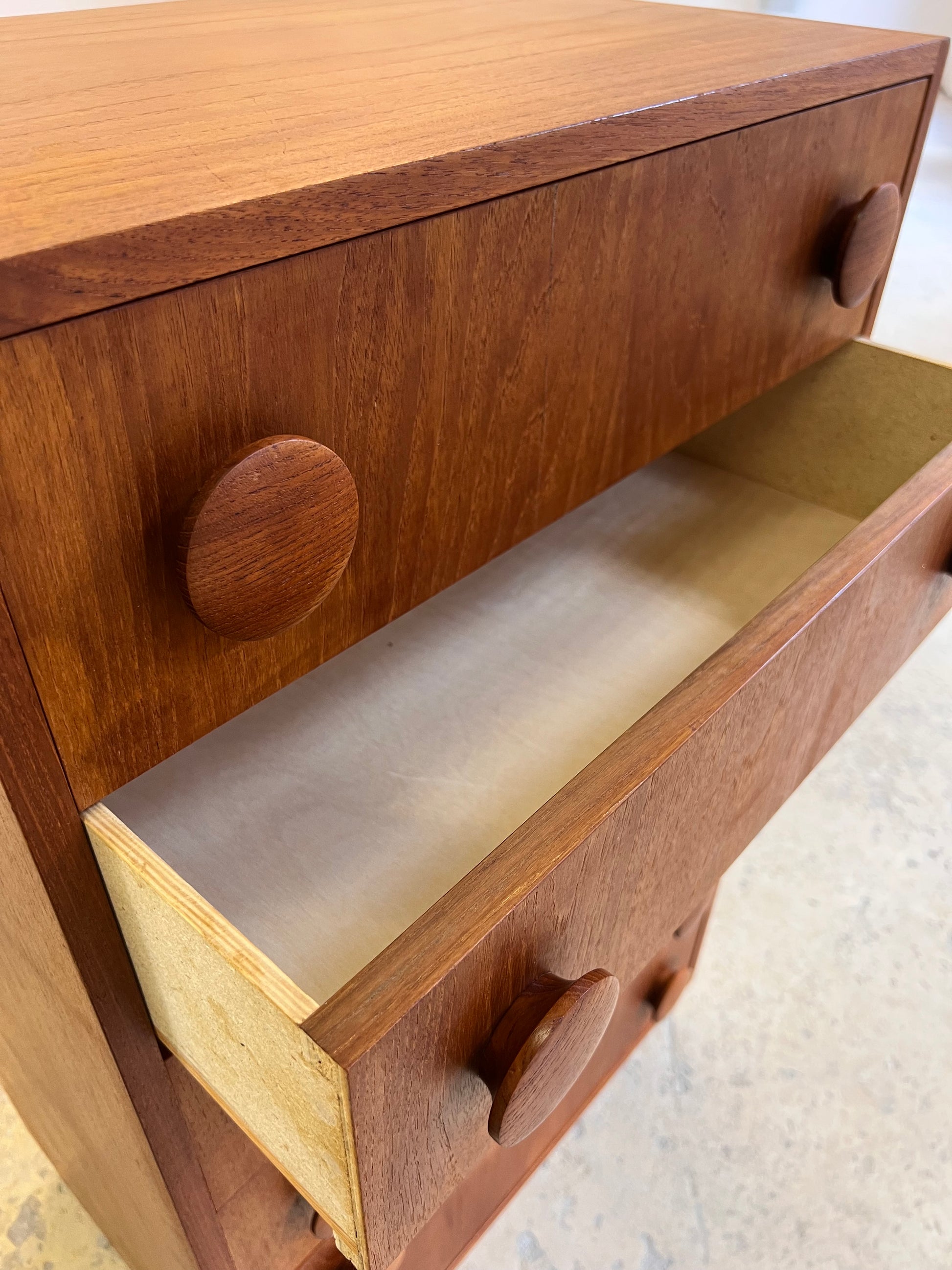 Kommode Teak mit runden Griffen aus Dänemark