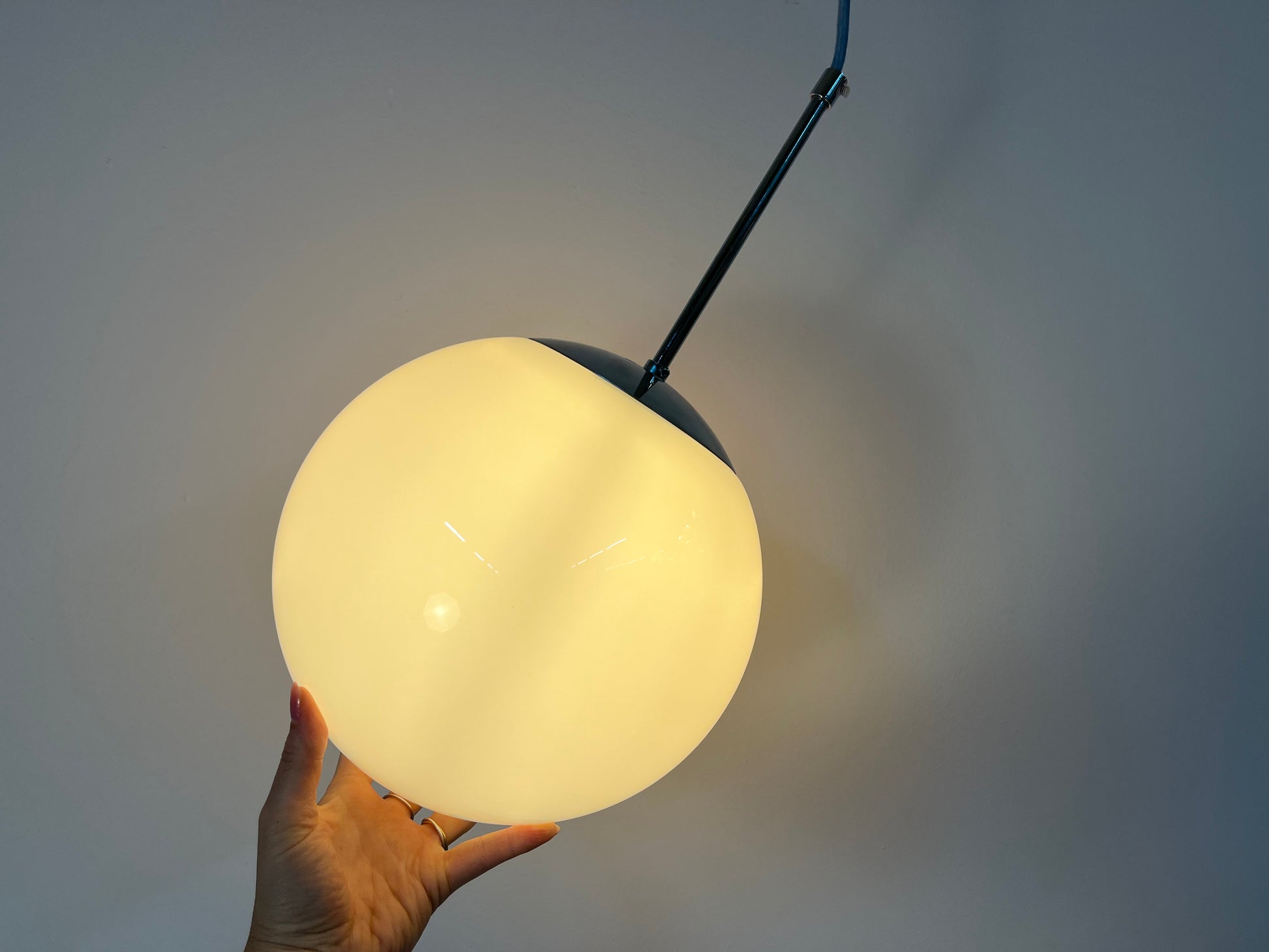 Kugellampe weiß Chrom Glas mit Stab