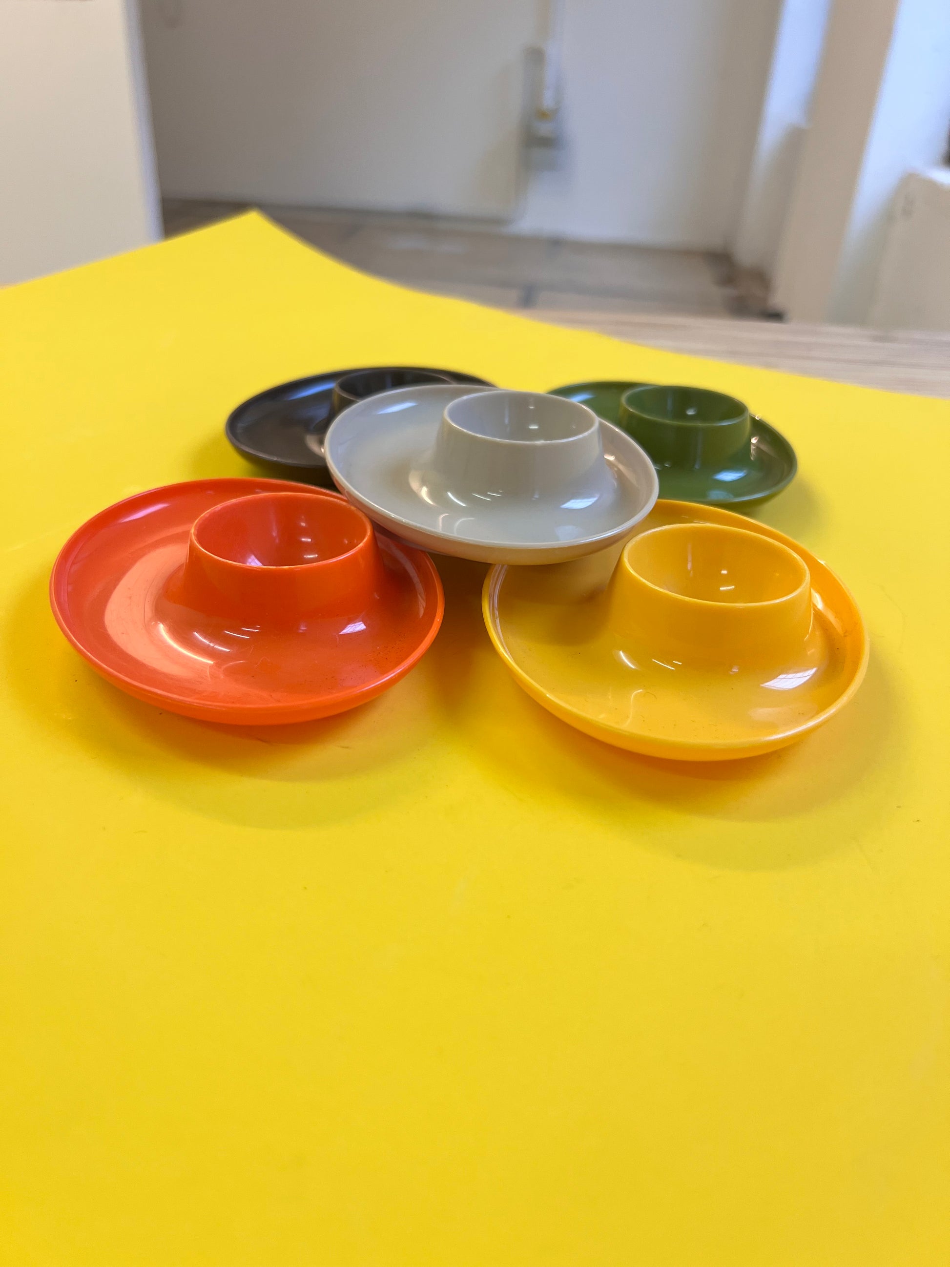 Set: 5x Eierbecher stapelbar Kunststoff 70er