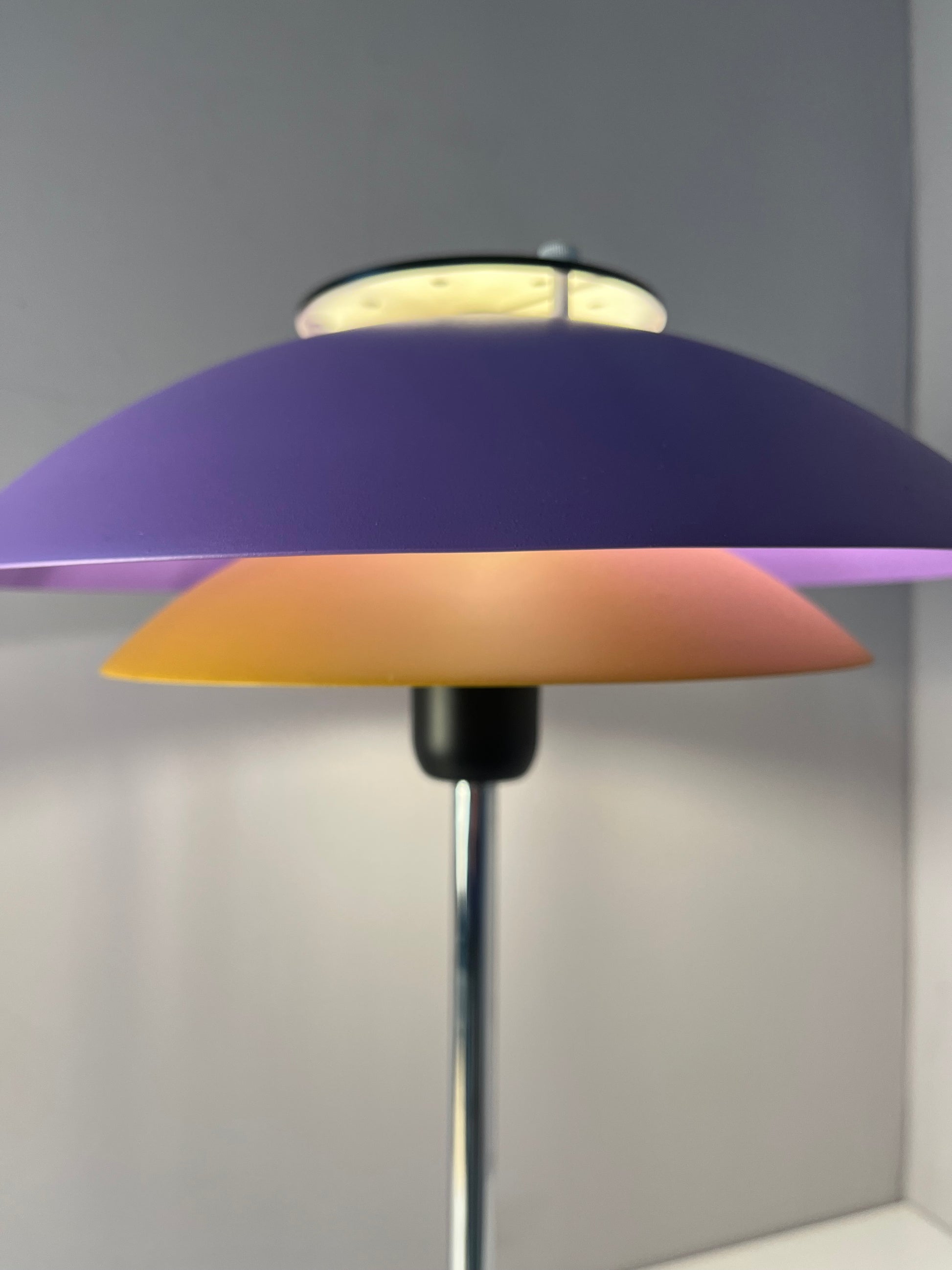 Tischlampe neu lackiert lila ocker aus Dänemark
