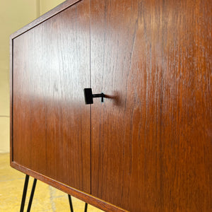 Schmale Kommode Teak auf Hairpinlegs aus Dänemark