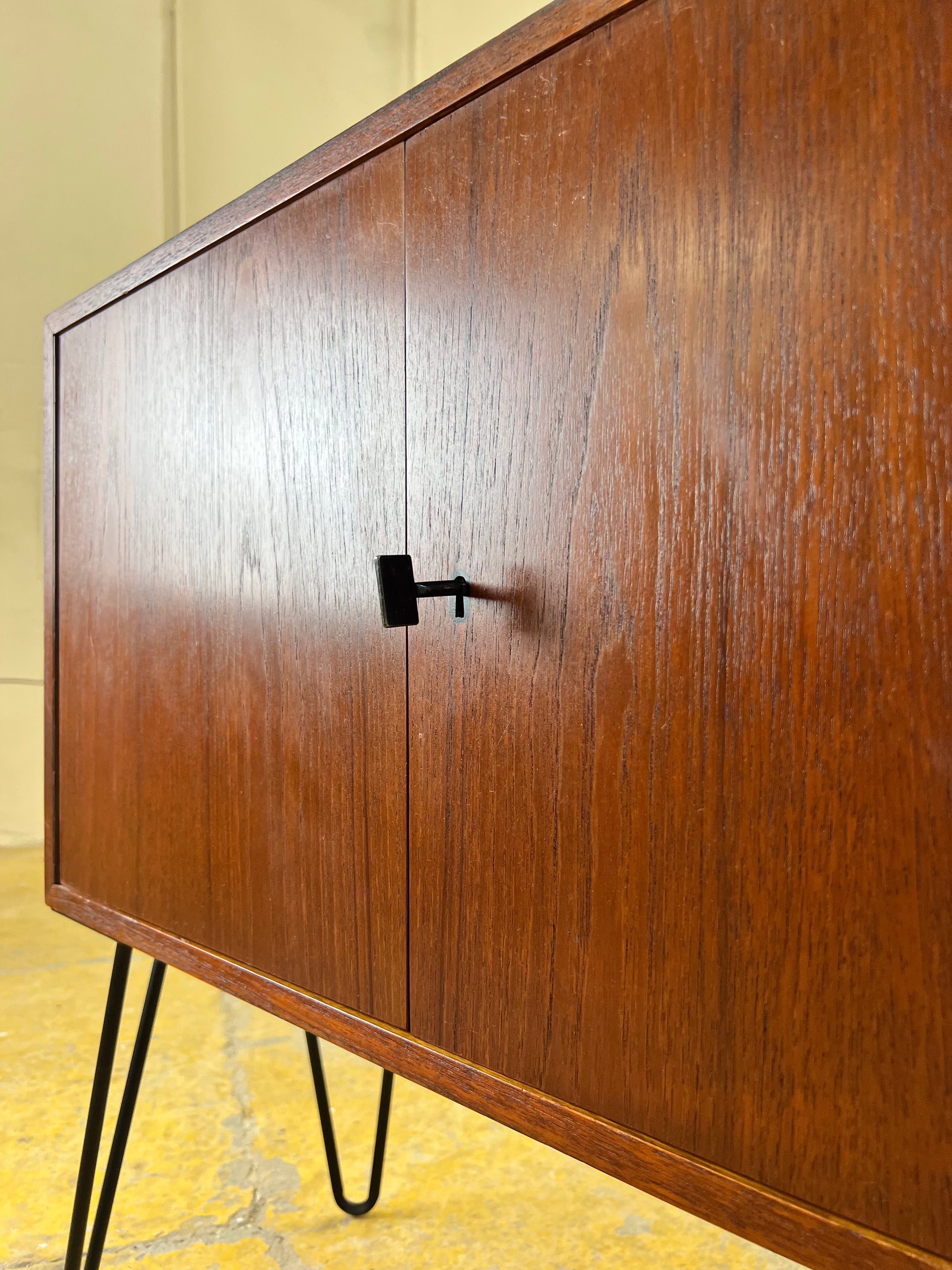 Schmale Kommode Teak auf Hairpinlegs aus Dänemark