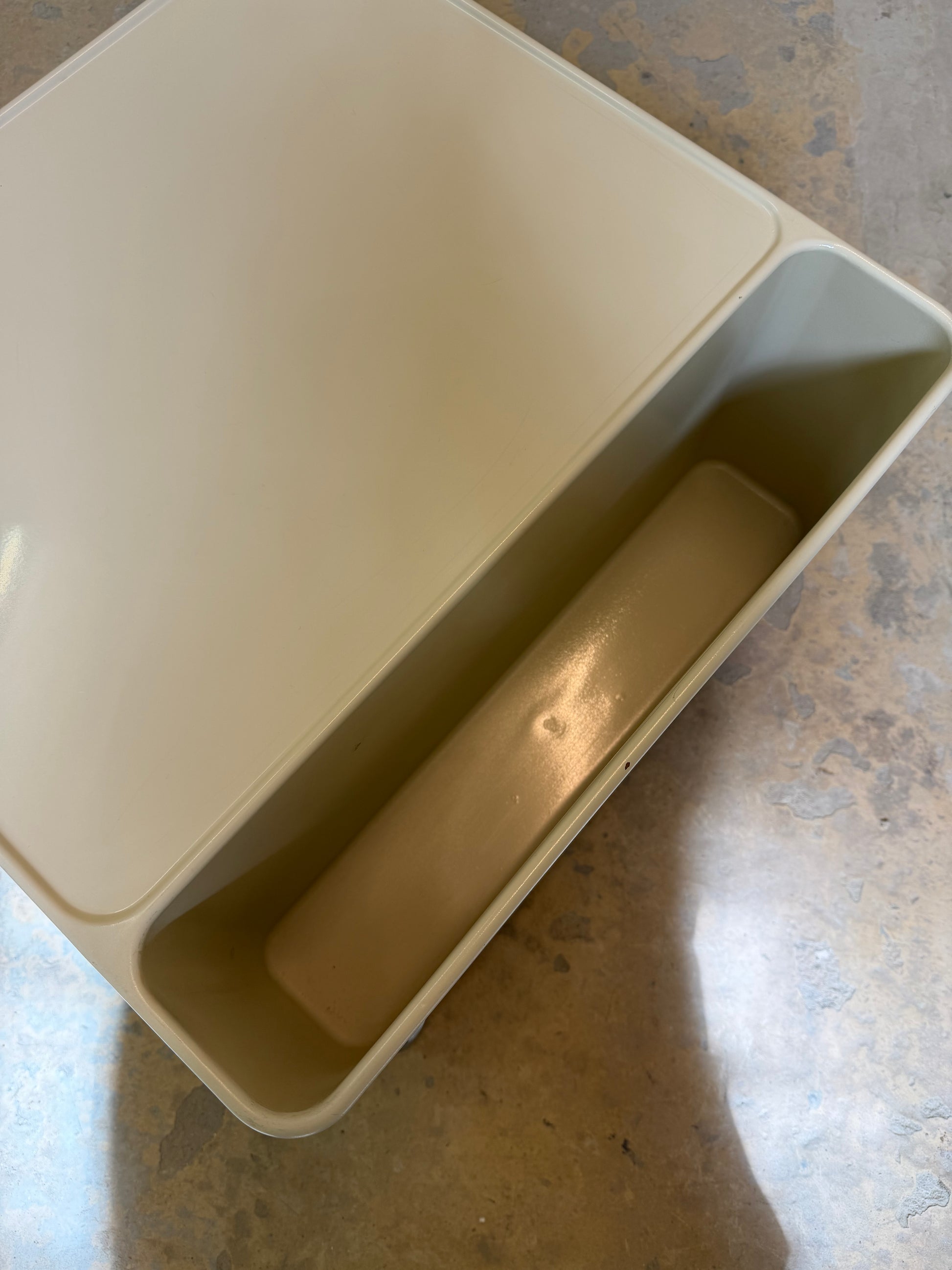 Nachtschrank / Beistelltisch weiß auf Rollen von OPAL Möbel