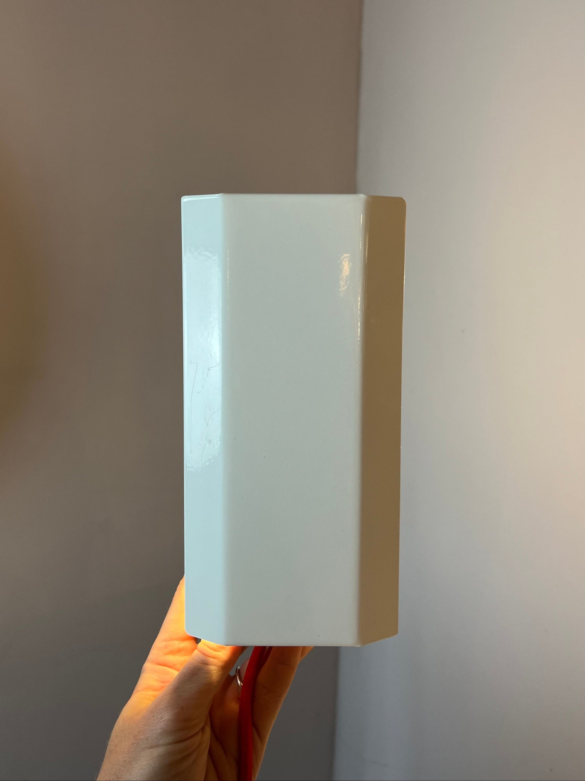 Wandlampe weiß Metall mit rotem Kabel