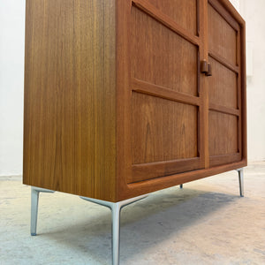 Schrank Teak mit neuen Chromfüßen aus Dänemark