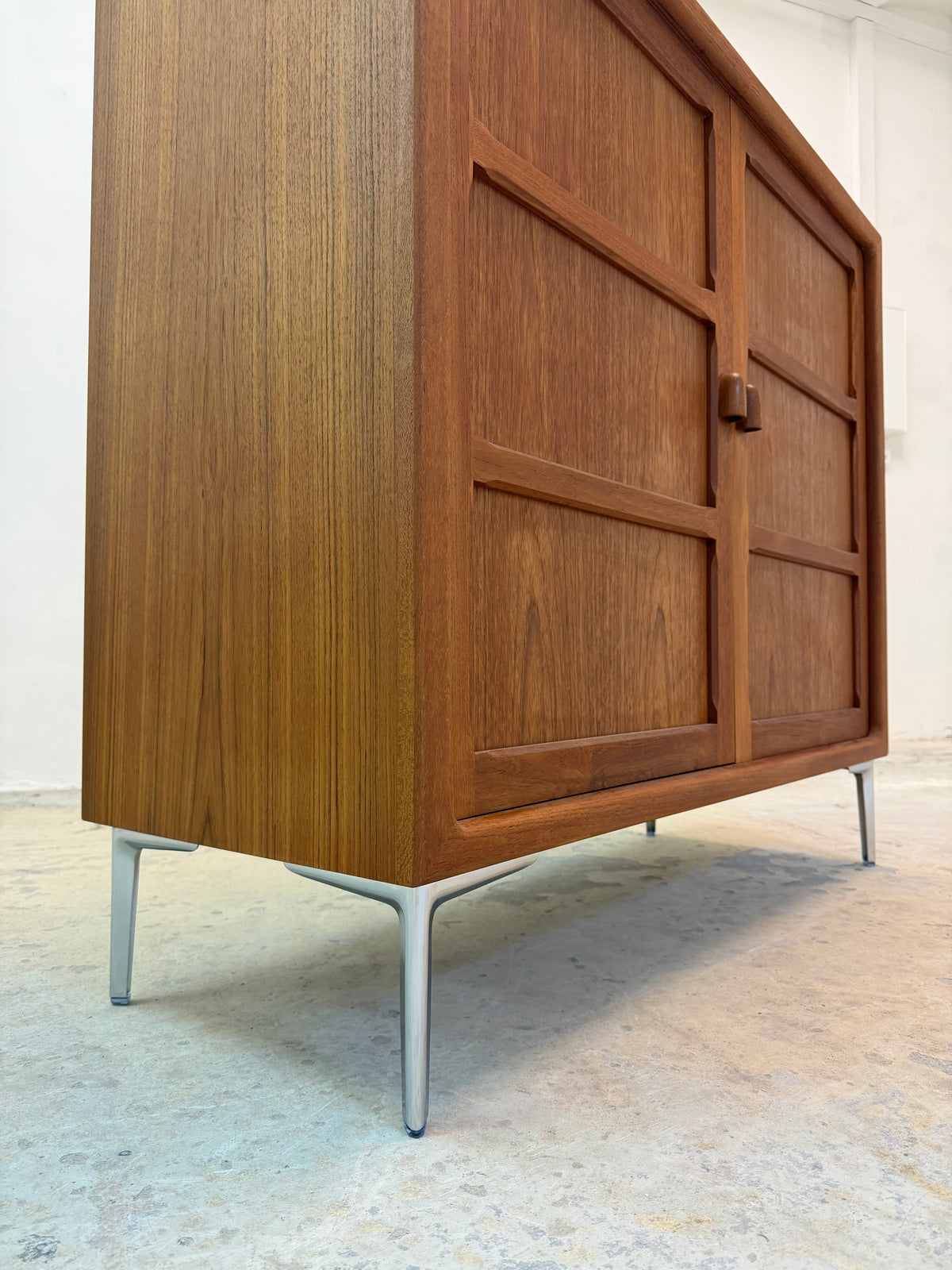 Schrank Teak mit neuen Chromfüßen aus Dänemark