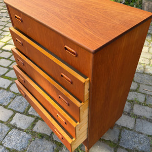 Kommode Teak mit Griffmulden von Kværndrup Møbelfabrik