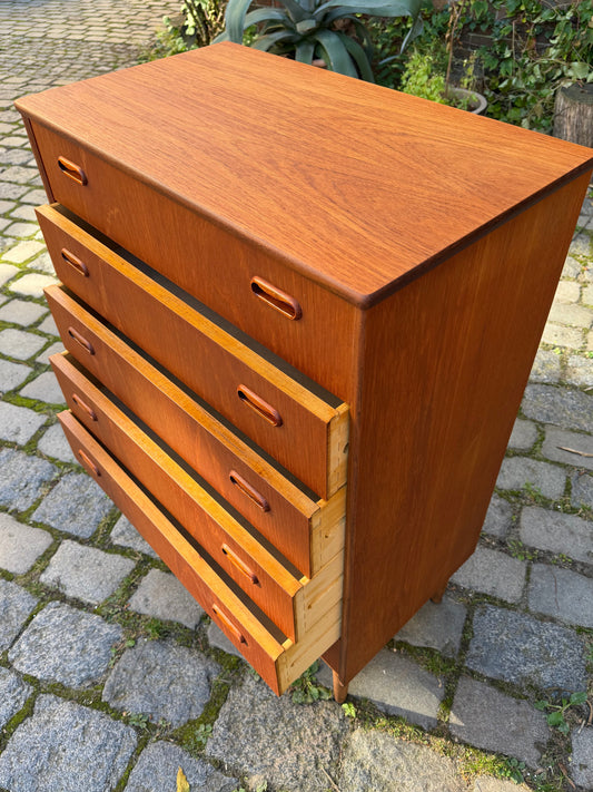 Kommode Teak mit Griffmulden von Kværndrup Møbelfabrik