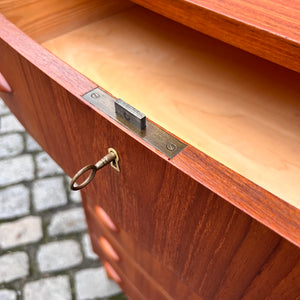 Halbrunde Kommode Teak mit Muschelgriffen aus Dänemark