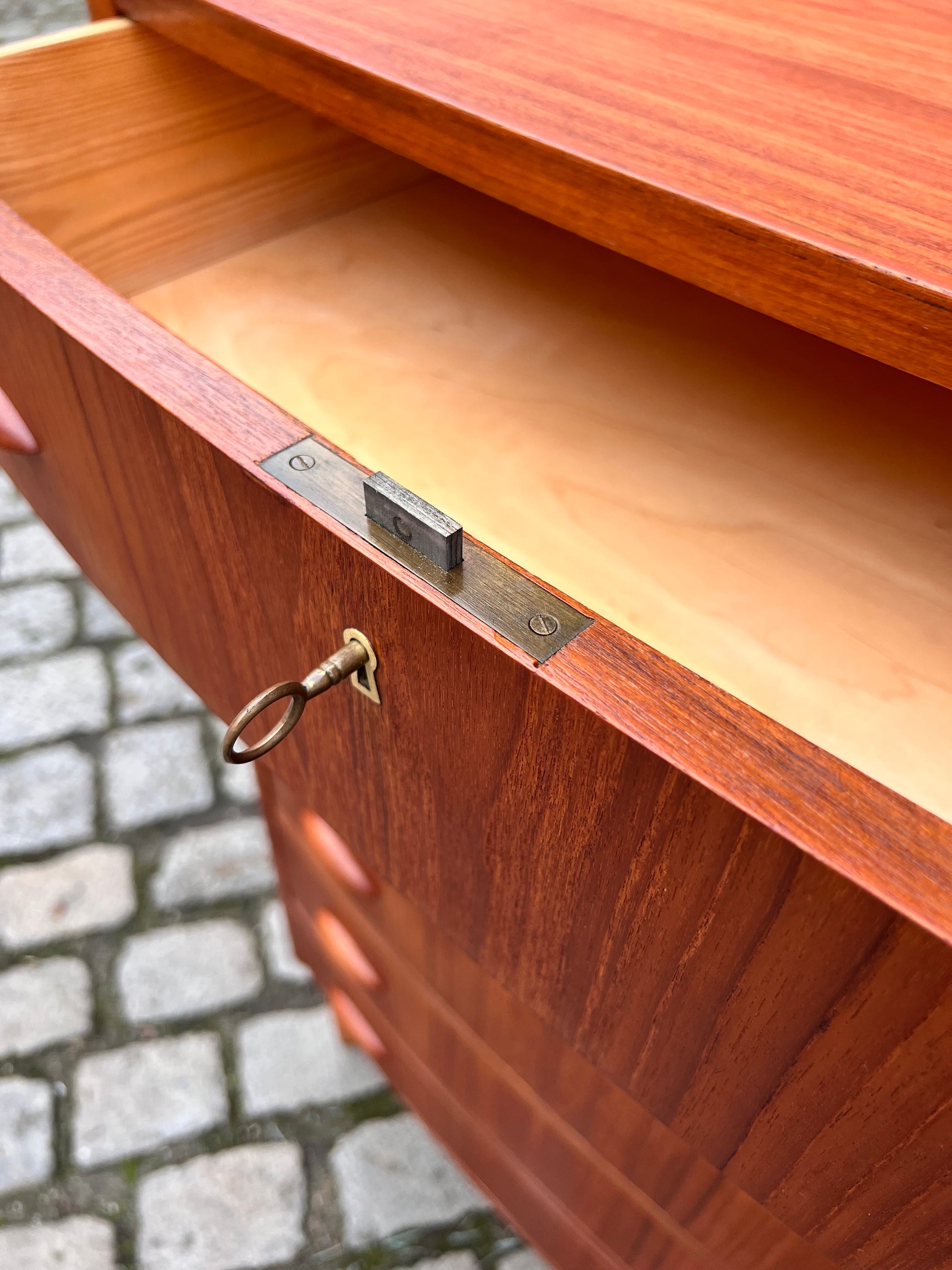 Halbrunde Kommode Teak mit Muschelgriffen aus Dänemark