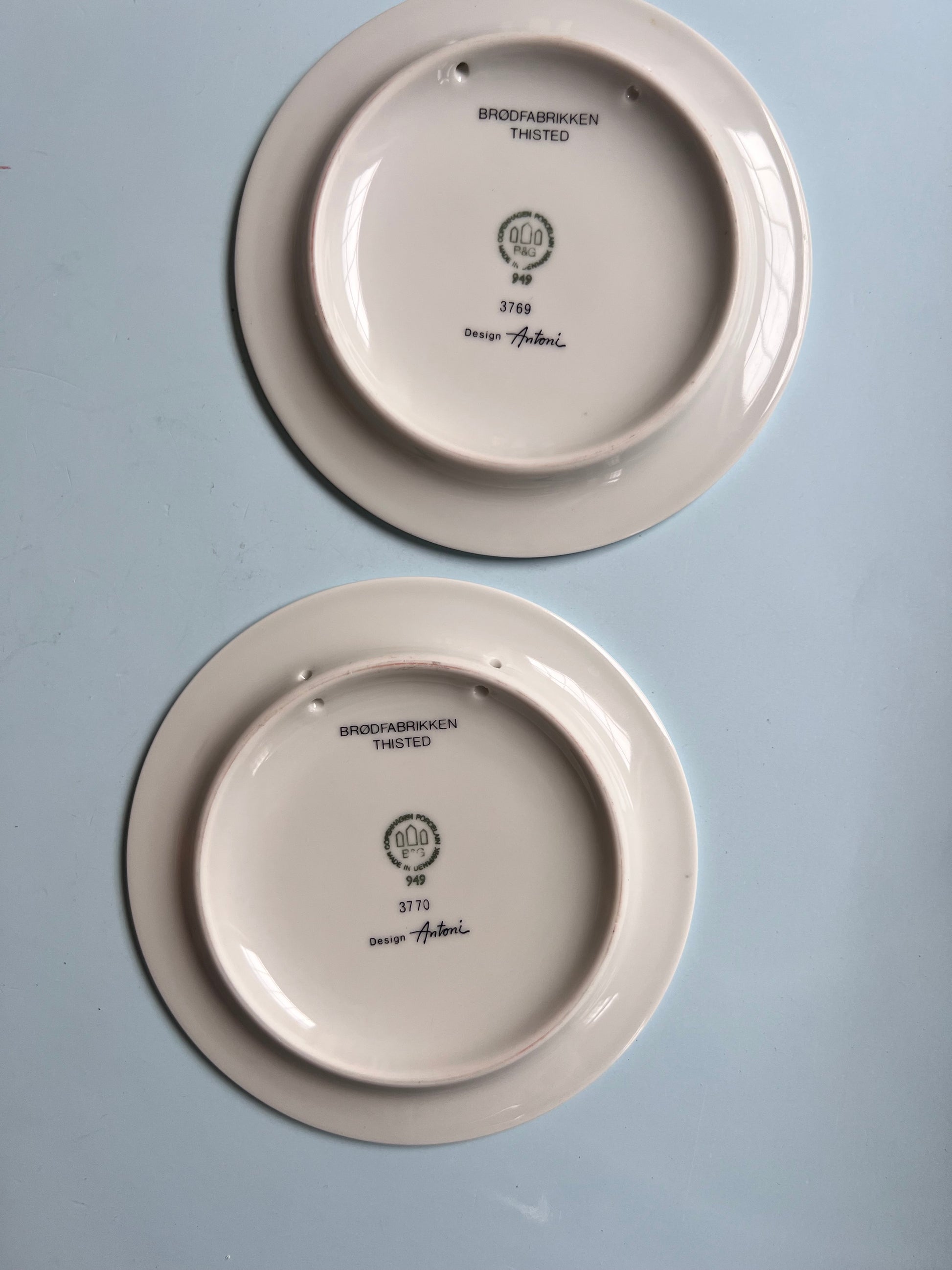Set: 2x Sammelteller / Wandteller blau von Ib Antoni für Bing & Grøndahl