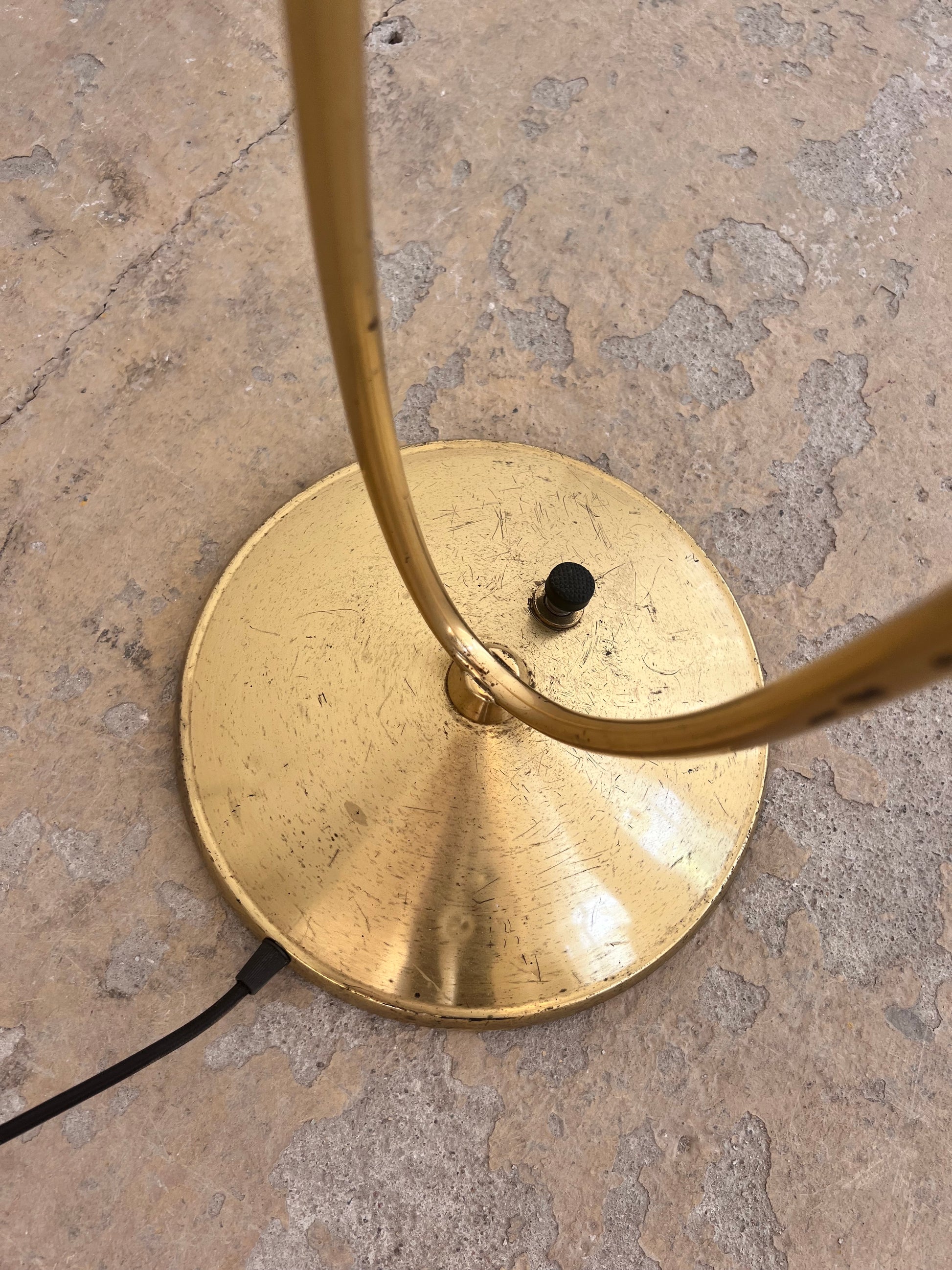 Stehlampe mit zwei Schwanenhalsarmen Messing
