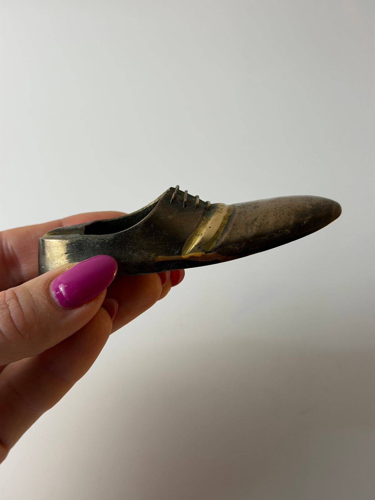 Hand-Aschenbecher Schuh Messing