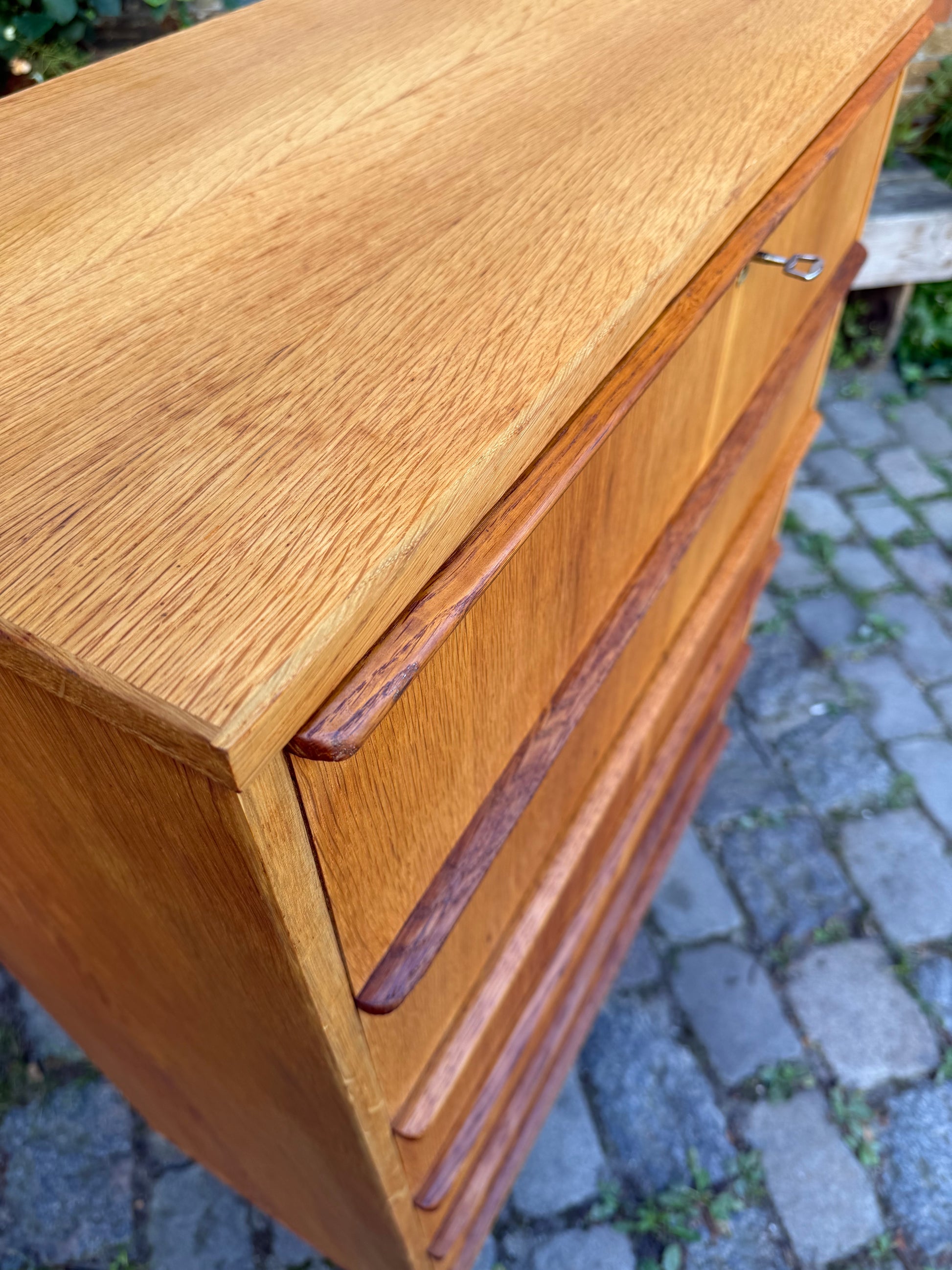 Tallboy Kommode Eiche mit Schloss aus Dänemark