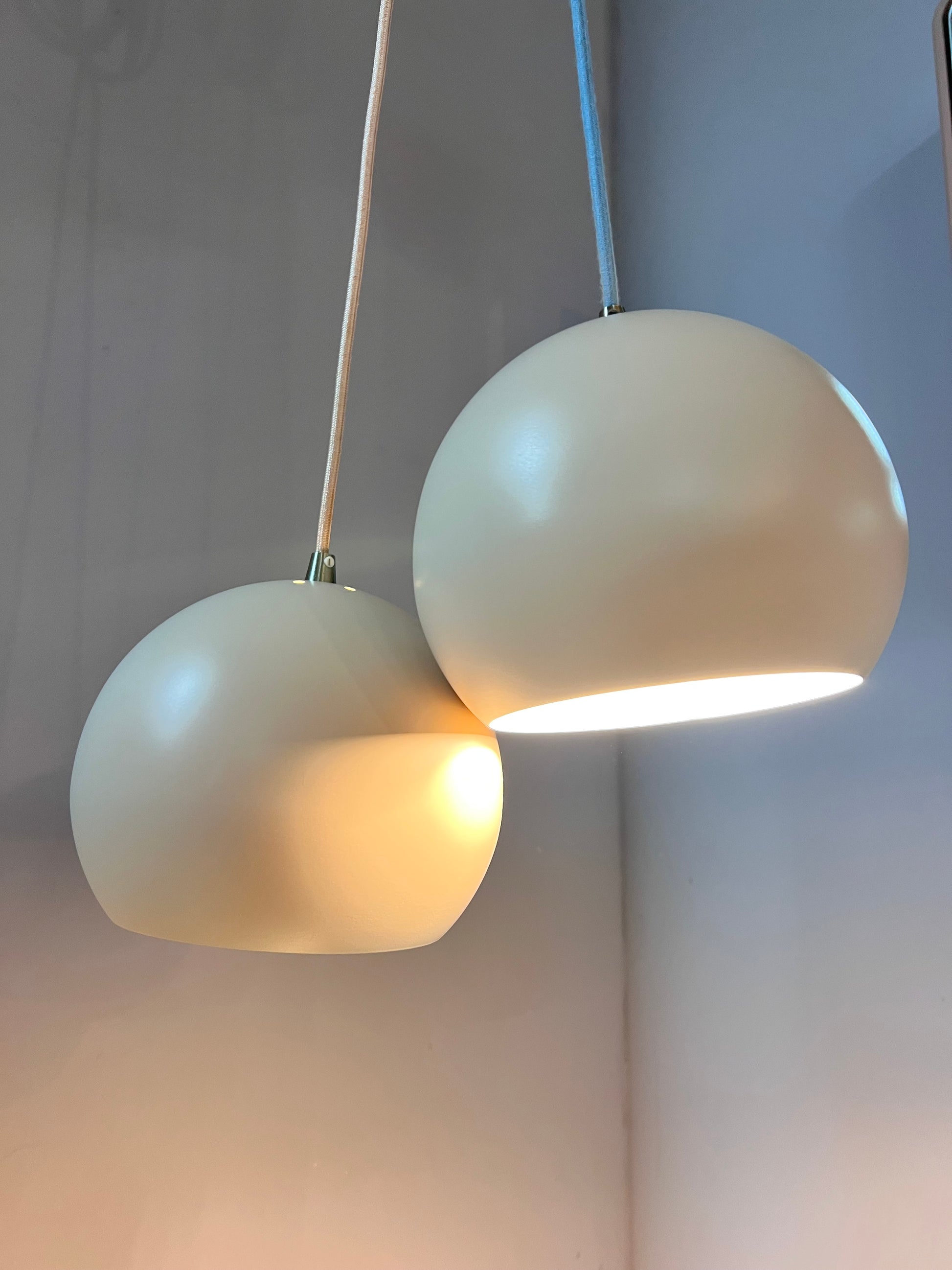 Set: 2x Kugellampe neu lackiert creme