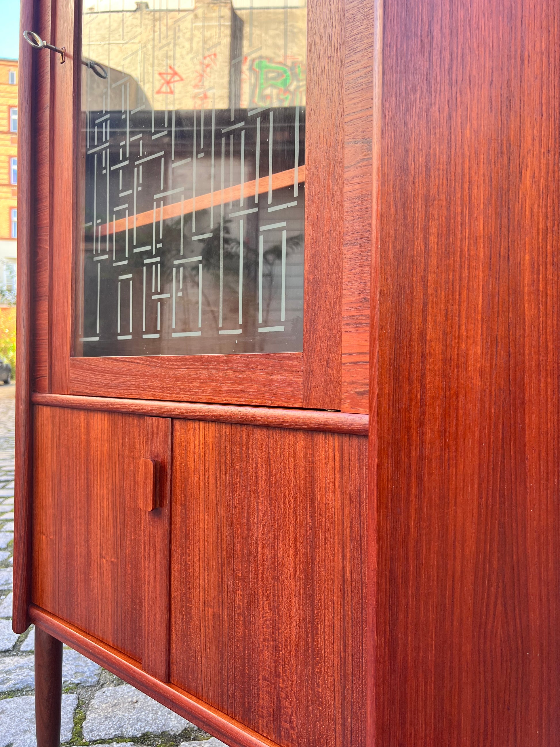 Eckschrank Teak mit Glastür und Schloss