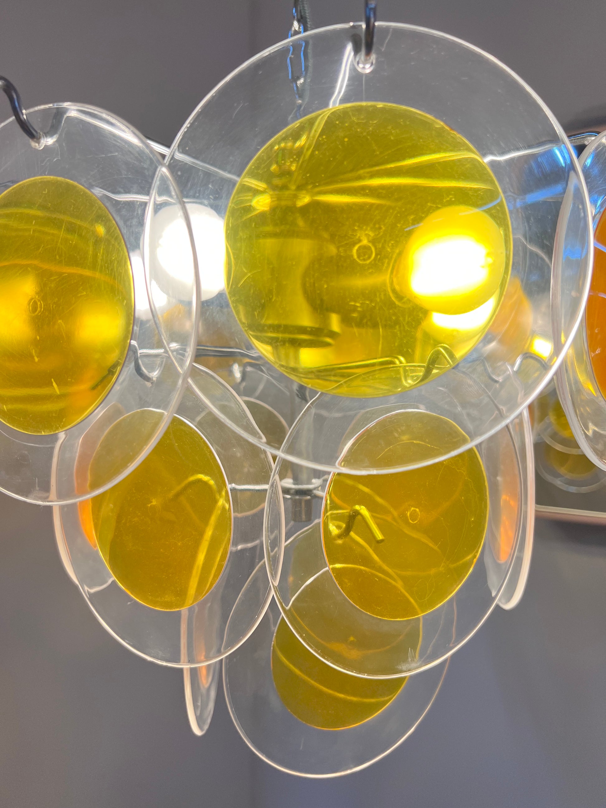 Kronleuchter gelb silber mit Plexiglas-Scheiben