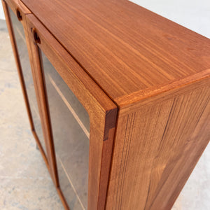 Vitrinenschrank Teak mit neuen Chromfüßen von H.W.Klein für Bramin