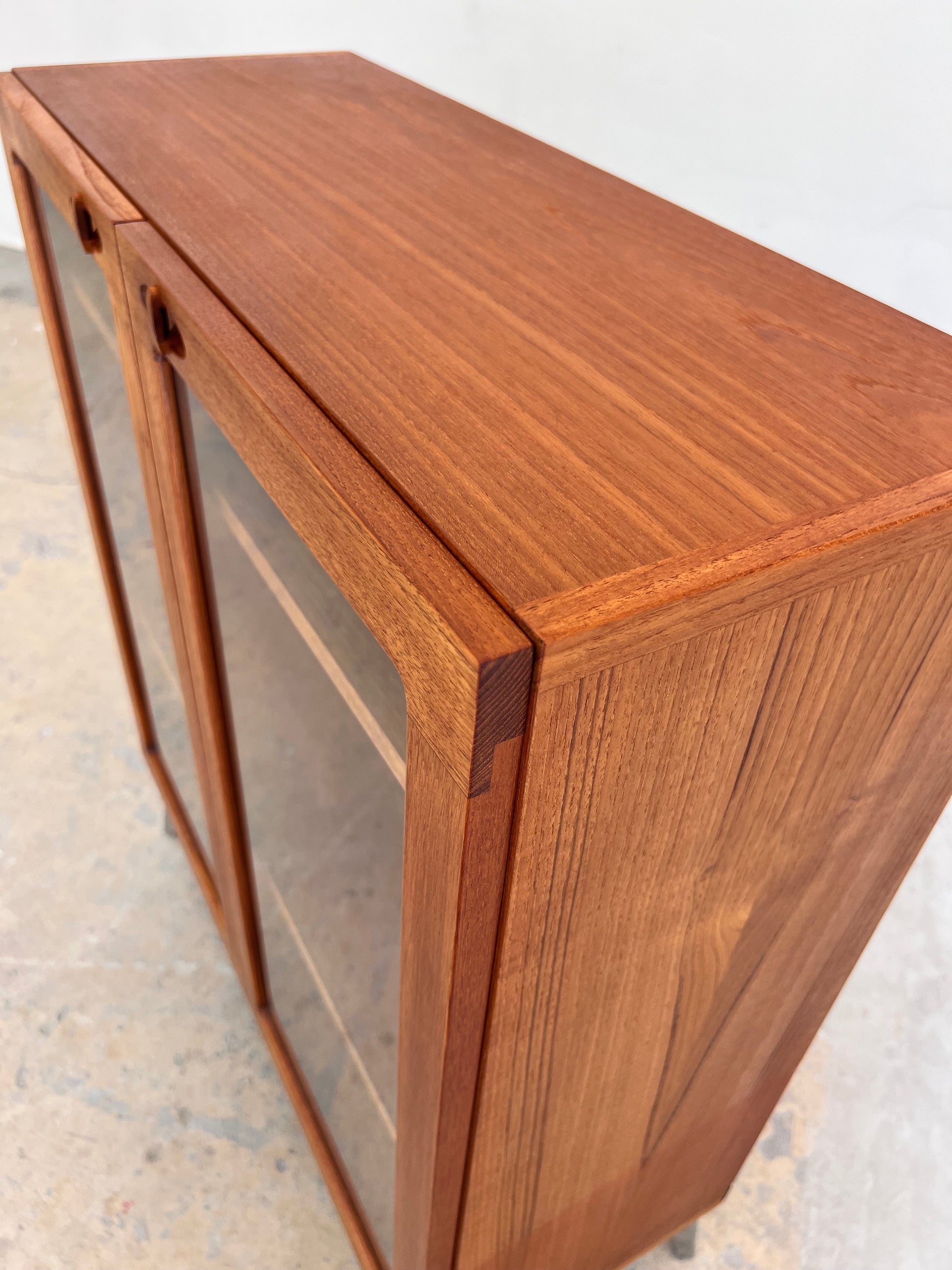 Vitrinenschrank Teak mit neuen Chromfüßen von H.W.Klein für Bramin