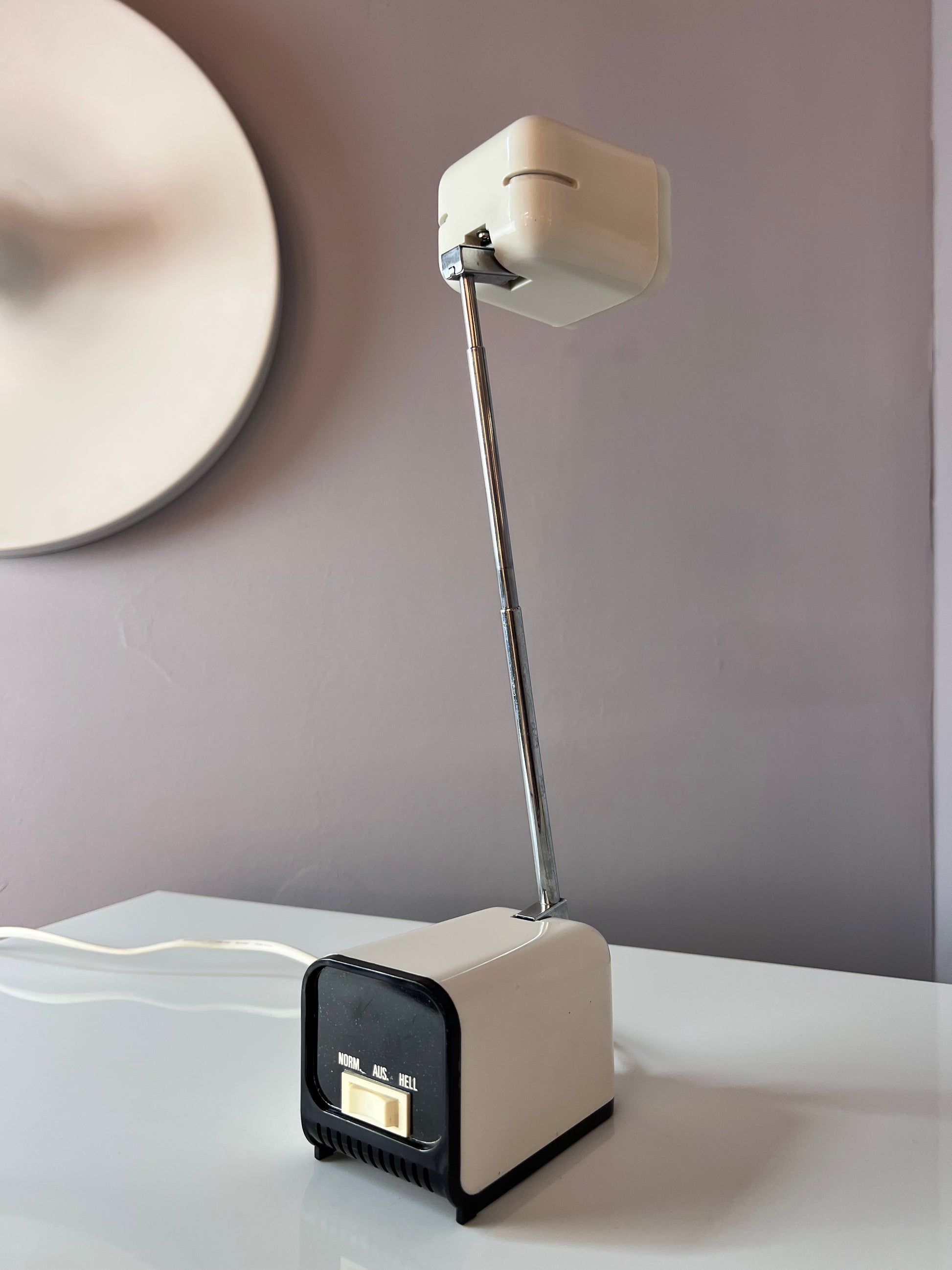 Tischlampe Modell 1001 weiß mit Teleskoparm von Karstadt