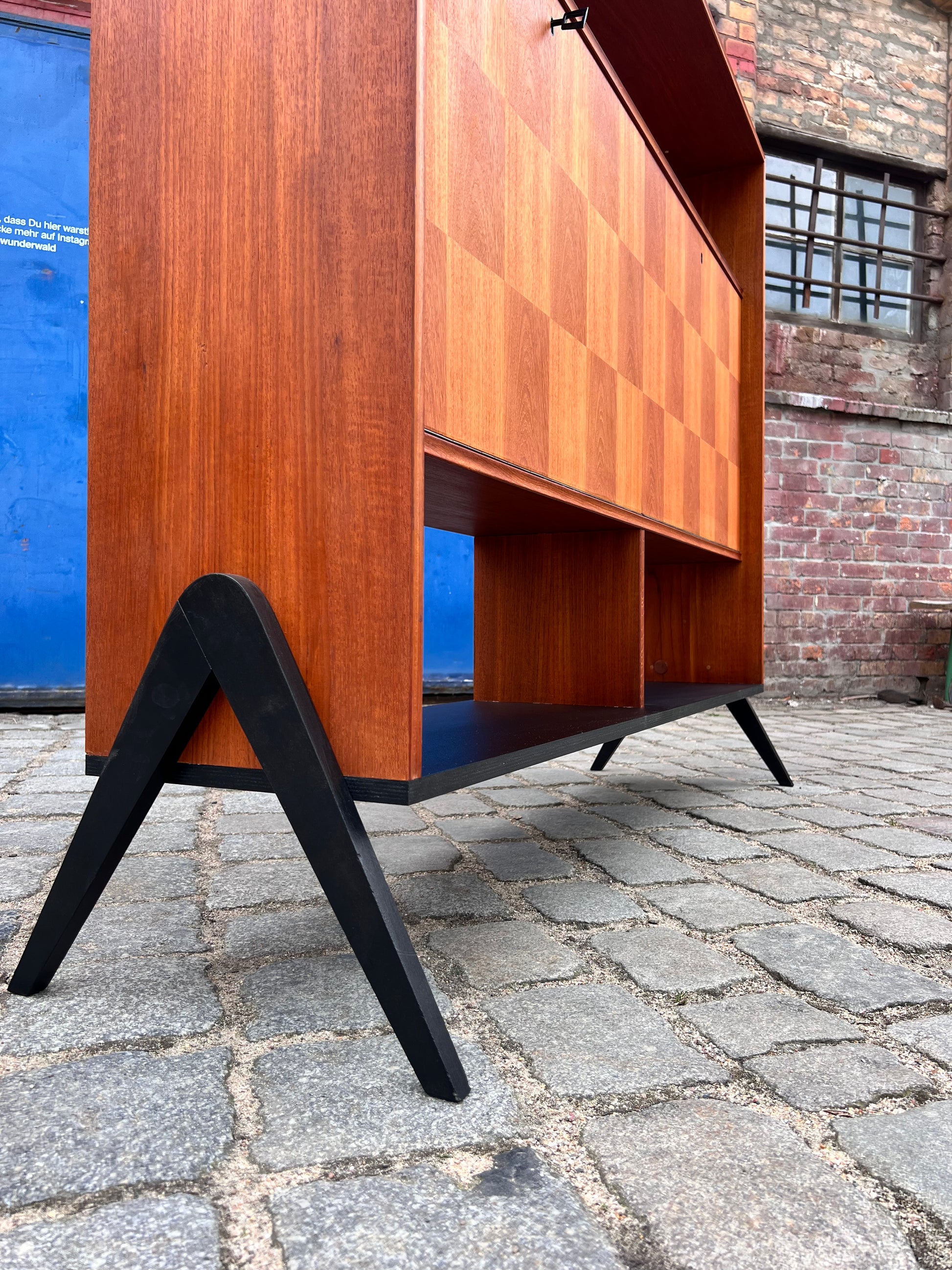 Regal Teak mit Minibar auf neuen Holzfüßen aus Dänemark